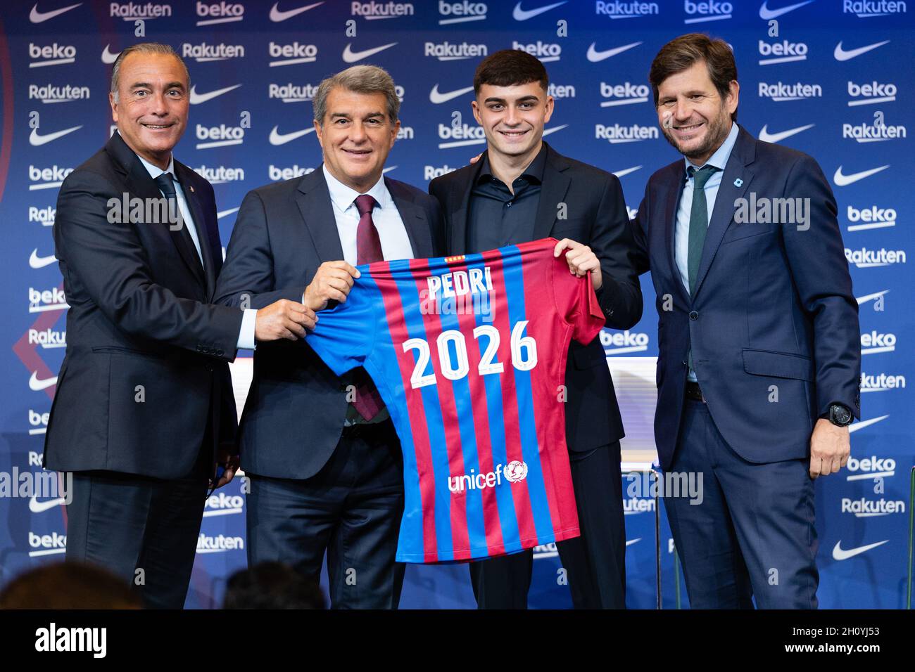 Barcellona, Spagna. 15 ottobre 2021. SPAGNA-CALCIO-FC BARCELLONA RINNOVO CONTRATTO PEDRI. FC Barcelona player (16) Pedri durante il rinnovo del contratto a Camp Nou, Barcellona, Spagna, il 15 ottobre 2021. © Joan Gosa 2021. Credit: Joan Gosa Badia/Alamy Live News Foto Stock