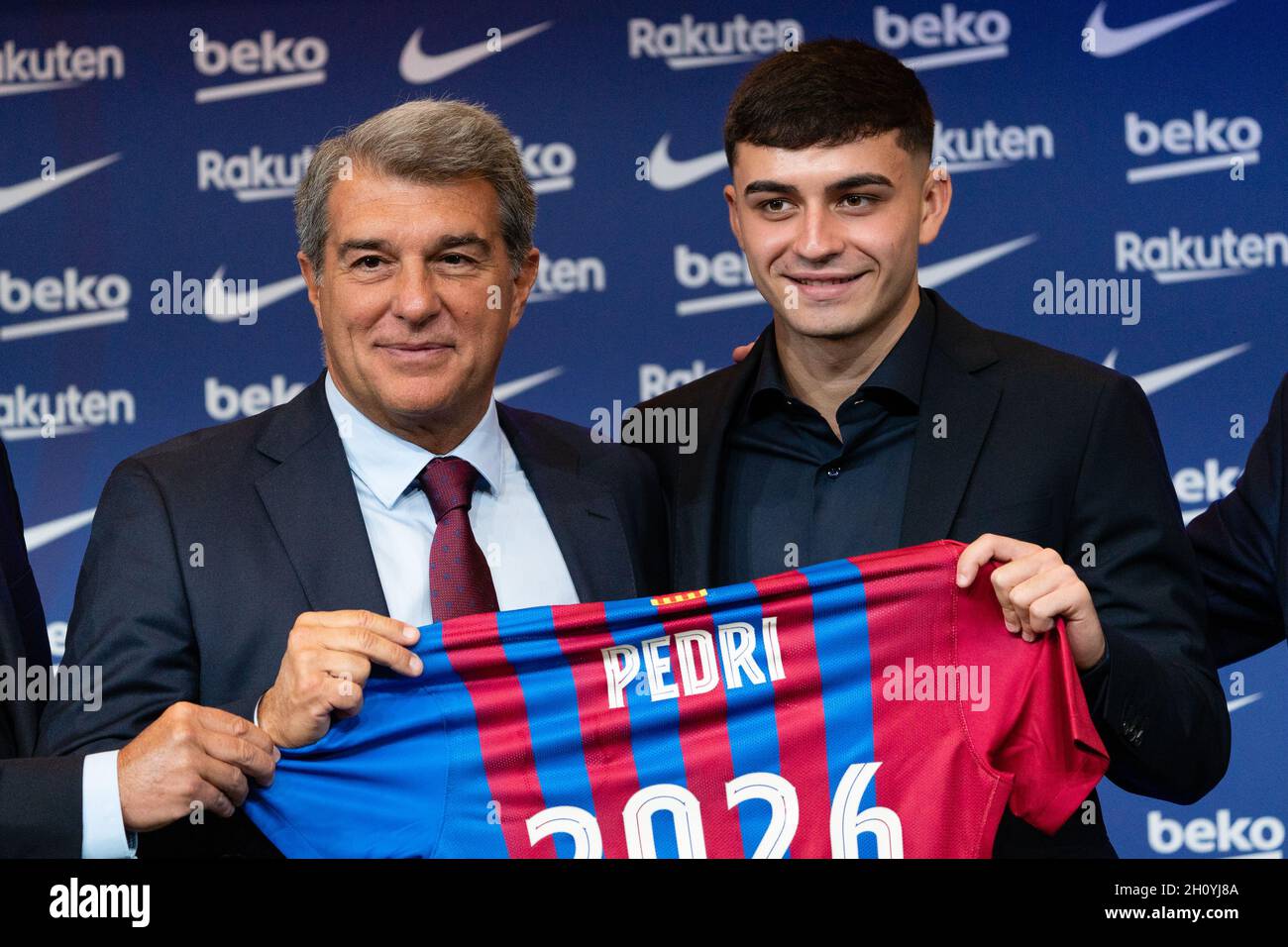 Barcellona, Spagna. 15 ottobre 2021. SPAGNA-CALCIO-FC BARCELLONA RINNOVO CONTRATTO PEDRI. FC Barcelona player (16) Pedri durante il rinnovo del contratto a Camp Nou, Barcellona, Spagna, il 15 ottobre 2021. © Joan Gosa 2021. Credit: Joan Gosa Badia/Alamy Live News Foto Stock