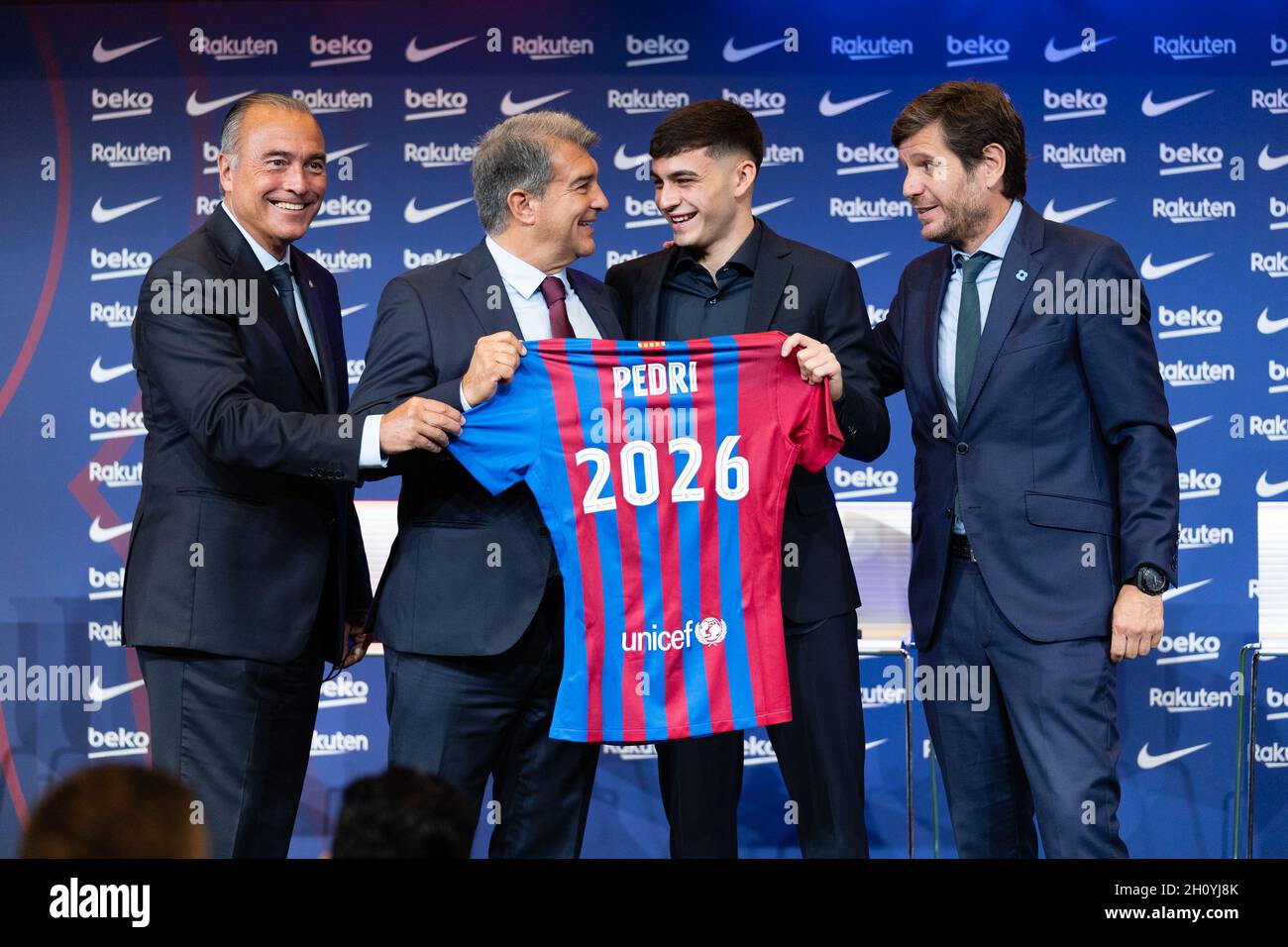 Barcellona, Spagna. 15 ottobre 2021. SPAGNA-CALCIO-FC BARCELLONA RINNOVO CONTRATTO PEDRI. FC Barcelona player (16) Pedri durante il rinnovo del contratto a Camp Nou, Barcellona, Spagna, il 15 ottobre 2021. © Joan Gosa 2021. Credit: Joan Gosa Badia/Alamy Live News Foto Stock