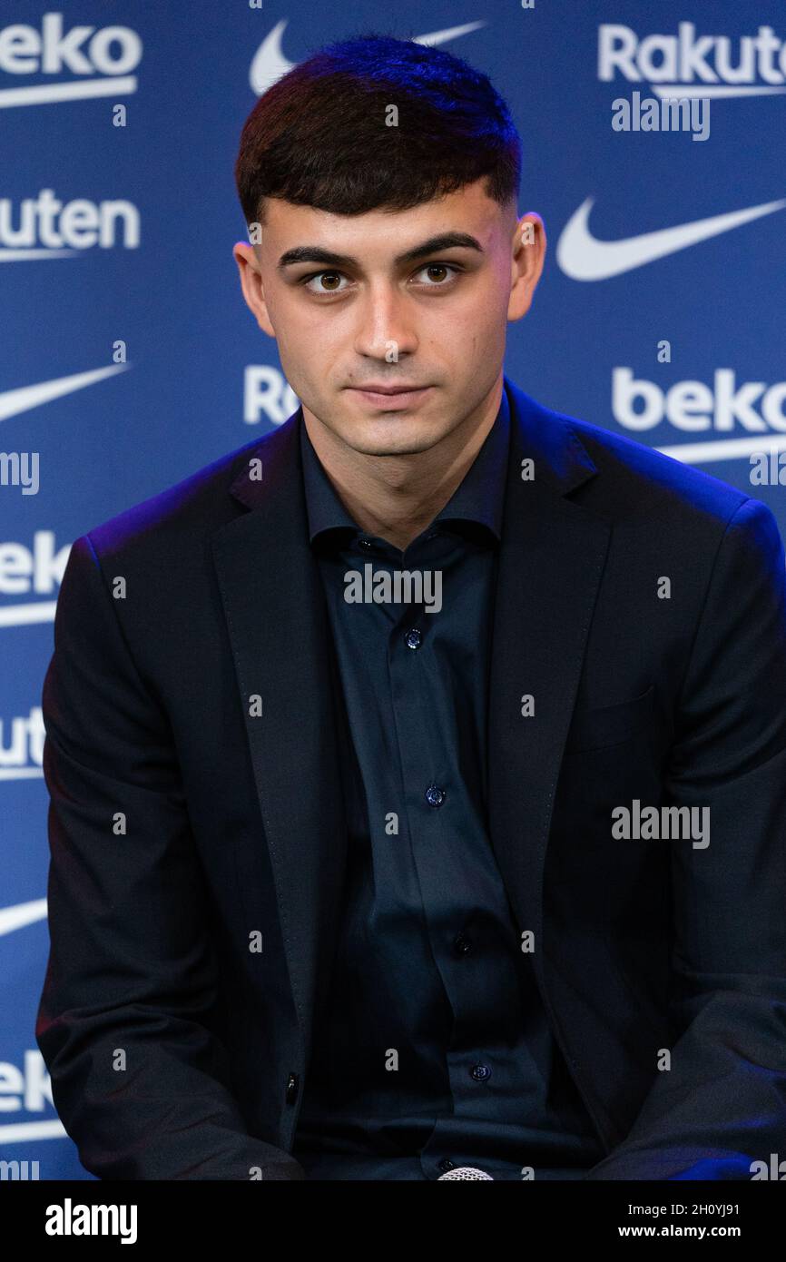 Barcellona, Spagna. 15 ottobre 2021. SPAGNA-CALCIO-FC BARCELLONA RINNOVO CONTRATTO PEDRI. FC Barcelona player (16) Pedri durante il rinnovo del contratto a Camp Nou, Barcellona, Spagna, il 15 ottobre 2021. © Joan Gosa 2021. Credit: Joan Gosa Badia/Alamy Live News Foto Stock