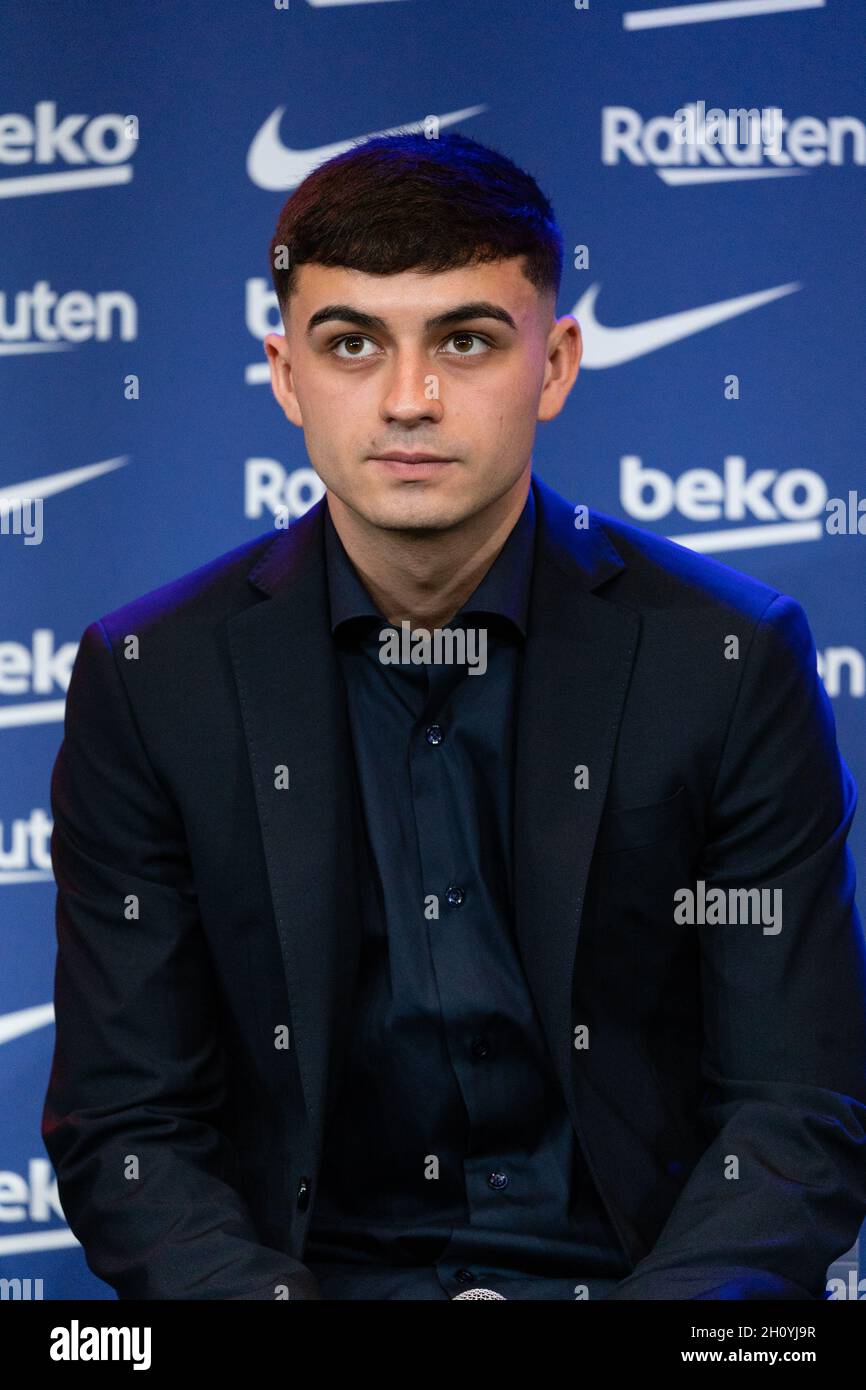 Barcellona, Spagna. 15 ottobre 2021. SPAGNA-CALCIO-FC BARCELLONA RINNOVO CONTRATTO PEDRI. FC Barcelona player (16) Pedri durante il rinnovo del contratto a Camp Nou, Barcellona, Spagna, il 15 ottobre 2021. © Joan Gosa 2021. Credit: Joan Gosa Badia/Alamy Live News Foto Stock