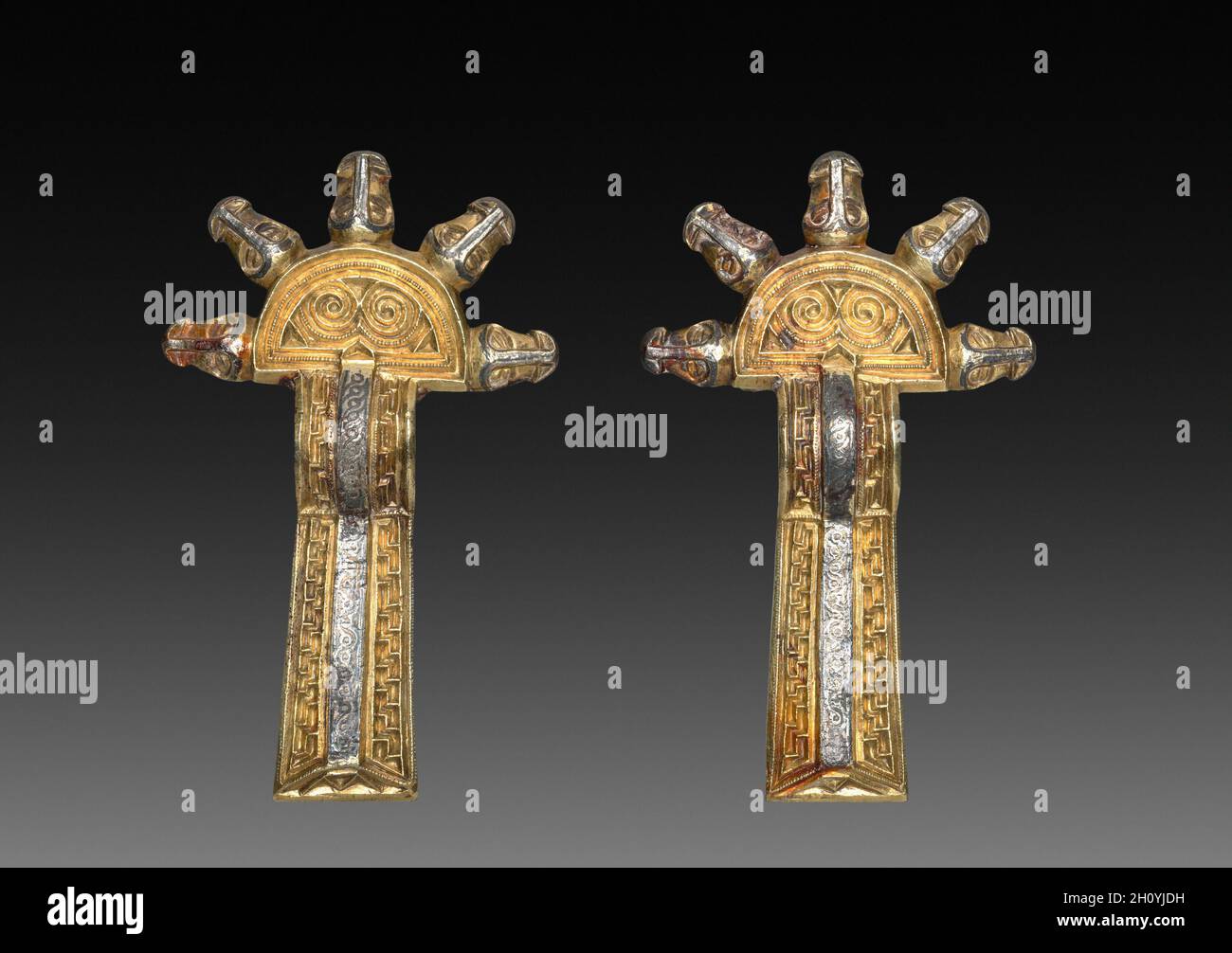 Coppia di Fibulae, 500-600. Alemannico, periodo di migrazione, VI-VII secolo. Argento fuso, pacco-dorato, con niello; tuta: 10.5 x 6.5 x 2 cm (4 1/8 x 2 9/16 x 13/16 pollici). Una donna di alto rango potrebbe aver indossato queste fibule gemelle sulle spalle, una fissando il suo indumento interno a destra, l'altra il suo indumento esterno a sinistra. Potrebbe anche averli sospesi dalla sua cintura come ornamenti decorativi. Foto Stock