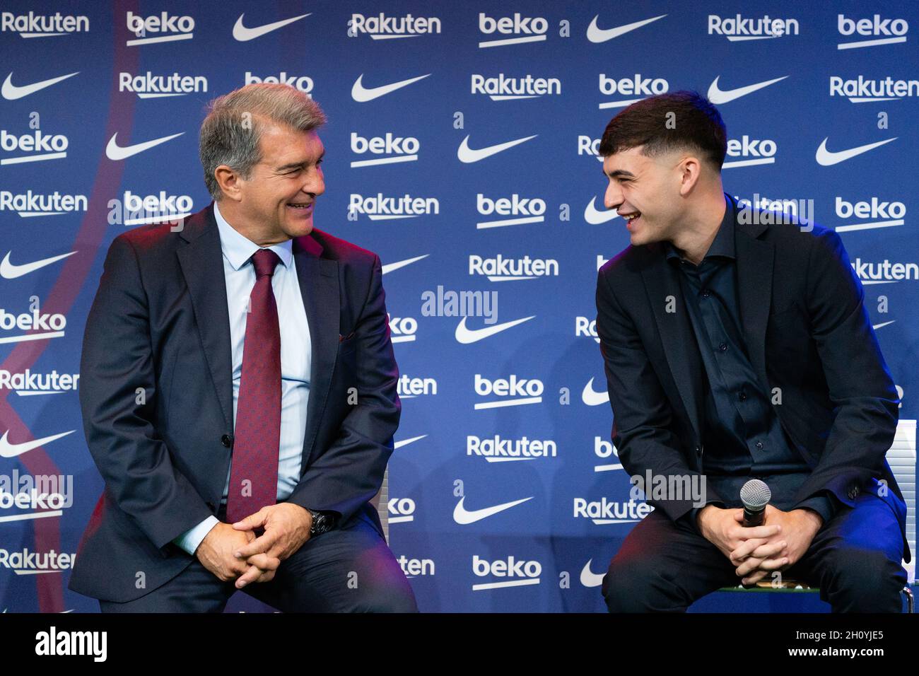 Barcellona, Spagna. 15 ottobre 2021. SPAGNA-CALCIO-FC BARCELLONA RINNOVO CONTRATTO PEDRI. FC Barcelona player (16) Pedri durante il rinnovo del contratto a Camp Nou, Barcellona, Spagna, il 15 ottobre 2021. © Joan Gosa 2021. Credit: Joan Gosa Badia/Alamy Live News Foto Stock