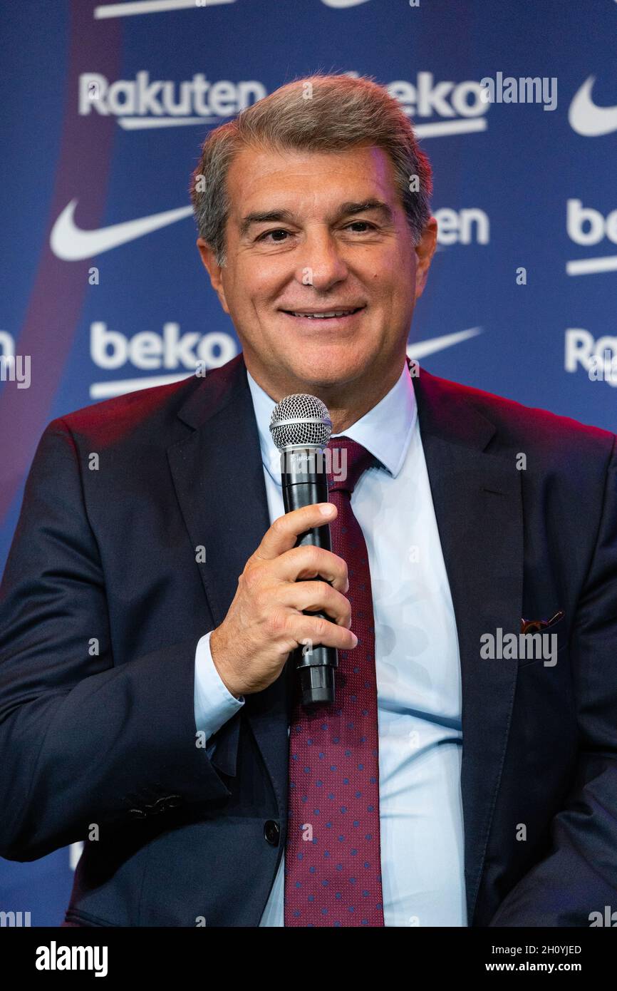 Barcellona, Spagna. 15 ottobre 2021. SPAGNA-CALCIO-FC BARCELLONA RINNOVO CONTRATTO PEDRI. FC Barcelona player (16) Pedri durante il rinnovo del contratto a Camp Nou, Barcellona, Spagna, il 15 ottobre 2021. © Joan Gosa 2021. Credit: Joan Gosa Badia/Alamy Live News Foto Stock