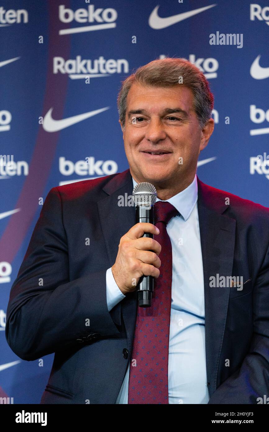 Barcellona, Spagna. 15 ottobre 2021. SPAGNA-CALCIO-FC BARCELLONA RINNOVO CONTRATTO PEDRI. FC Barcelona player (16) Pedri durante il rinnovo del contratto a Camp Nou, Barcellona, Spagna, il 15 ottobre 2021. © Joan Gosa 2021. Credit: Joan Gosa Badia/Alamy Live News Foto Stock