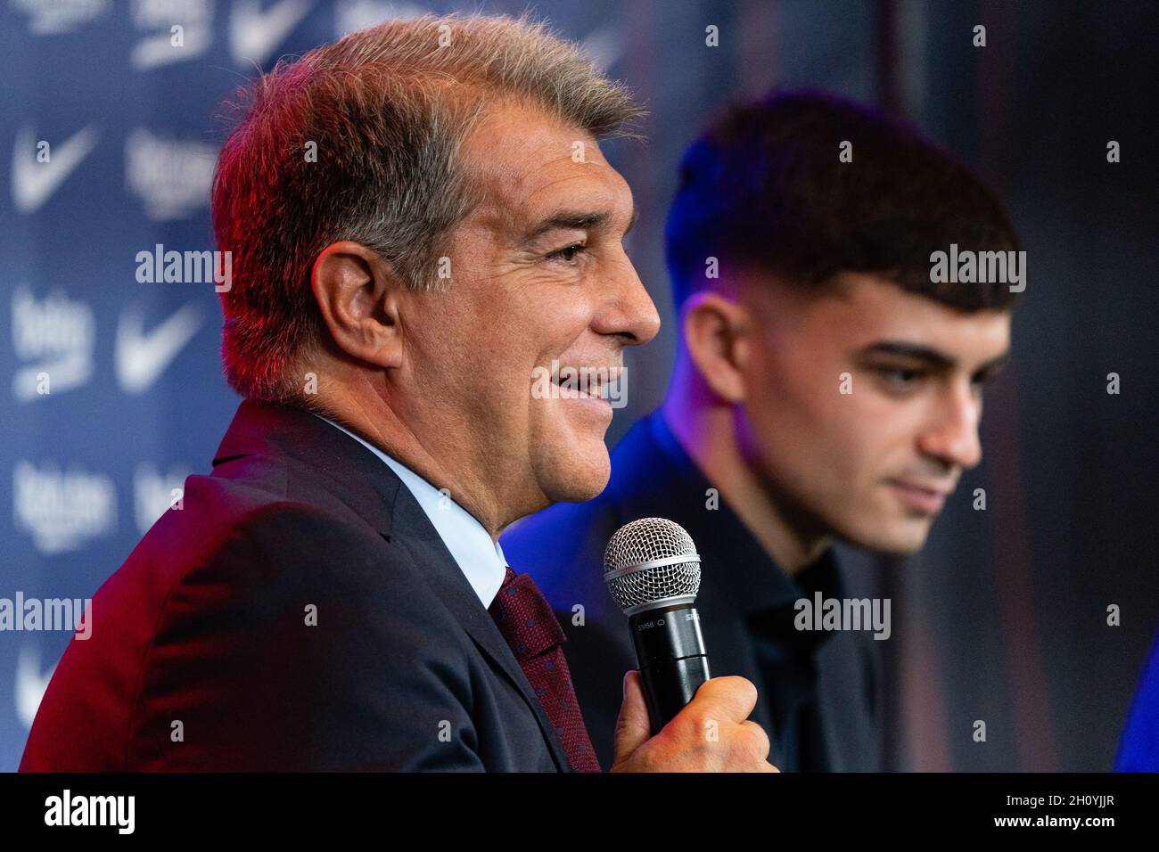 Barcellona, Spagna. 15 ottobre 2021. SPAGNA-CALCIO-FC BARCELLONA RINNOVO CONTRATTO PEDRI. FC Barcelona player (16) Pedri durante il rinnovo del contratto a Camp Nou, Barcellona, Spagna, il 15 ottobre 2021. © Joan Gosa 2021. Credit: Joan Gosa Badia/Alamy Live News Foto Stock