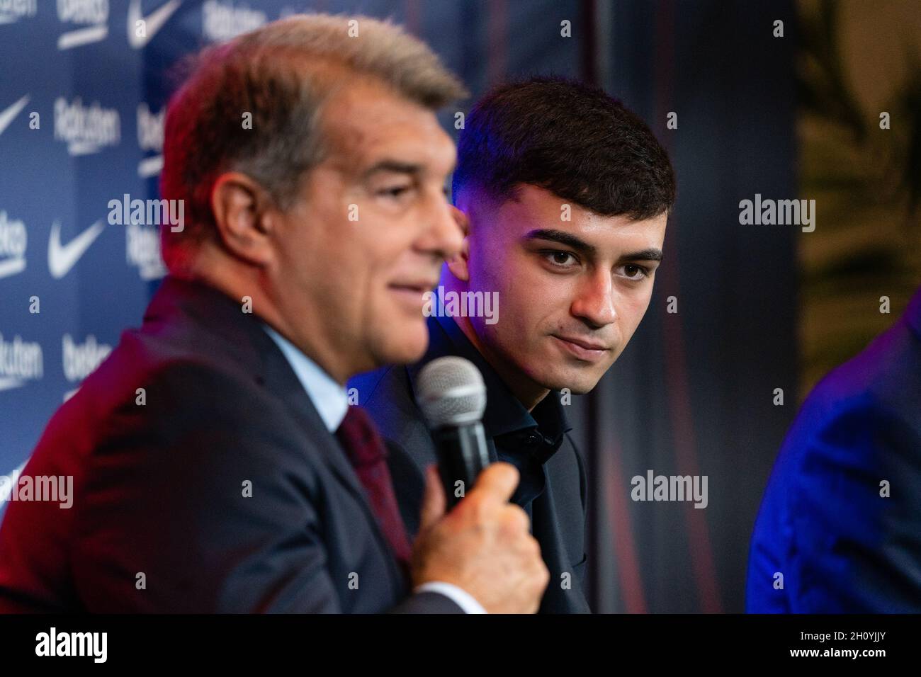 Barcellona, Spagna. 15 ottobre 2021. SPAGNA-CALCIO-FC BARCELLONA RINNOVO CONTRATTO PEDRI. FC Barcelona player (16) Pedri durante il rinnovo del contratto a Camp Nou, Barcellona, Spagna, il 15 ottobre 2021. © Joan Gosa 2021. Credit: Joan Gosa Badia/Alamy Live News Foto Stock