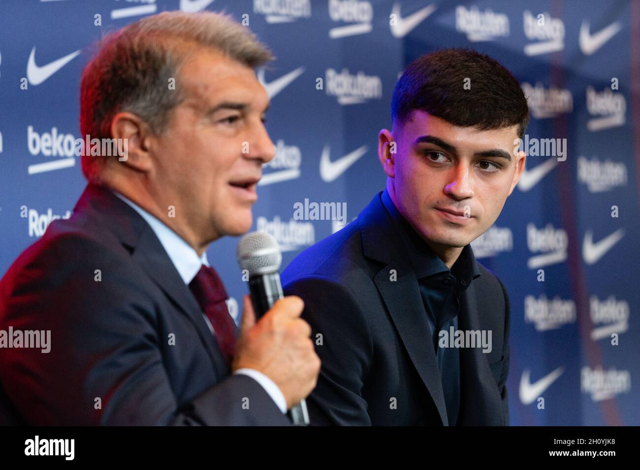 Barcellona, Spagna. 15 ottobre 2021. SPAGNA-CALCIO-FC BARCELLONA RINNOVO CONTRATTO PEDRI. FC Barcelona player (16) Pedri durante il rinnovo del contratto a Camp Nou, Barcellona, Spagna, il 15 ottobre 2021. © Joan Gosa 2021. Credit: Joan Gosa Badia/Alamy Live News Foto Stock