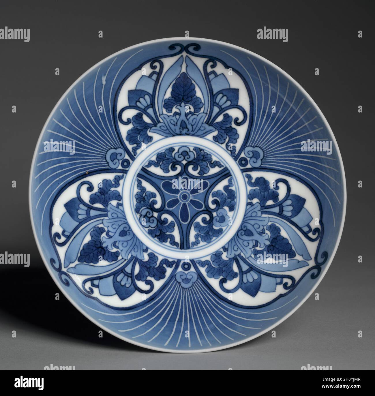 Piatto con foglie di Ginkgo, fine del 1600-inizio del 1700. Giappone, periodo Edo (1615-1868). Porcellana con smalto blu (Hizen ware, tipo Nabeshima); diametro: 20 cm (7 7/8 in.). Questo piatto è un esempio del più raffinato tipo di porcellana giapponese, Nabeshima-tipo Hizen ware. Ha un complesso disegno astratto di foglie di ginkgo e “erbe cinesi” (karakusa) in blu underglaze che può essere tra i più interessanti dei disegni blu underglaze. Il piatto è il più grande dei tre piatti Nabeshima standard per porzioni individuali. Foto Stock