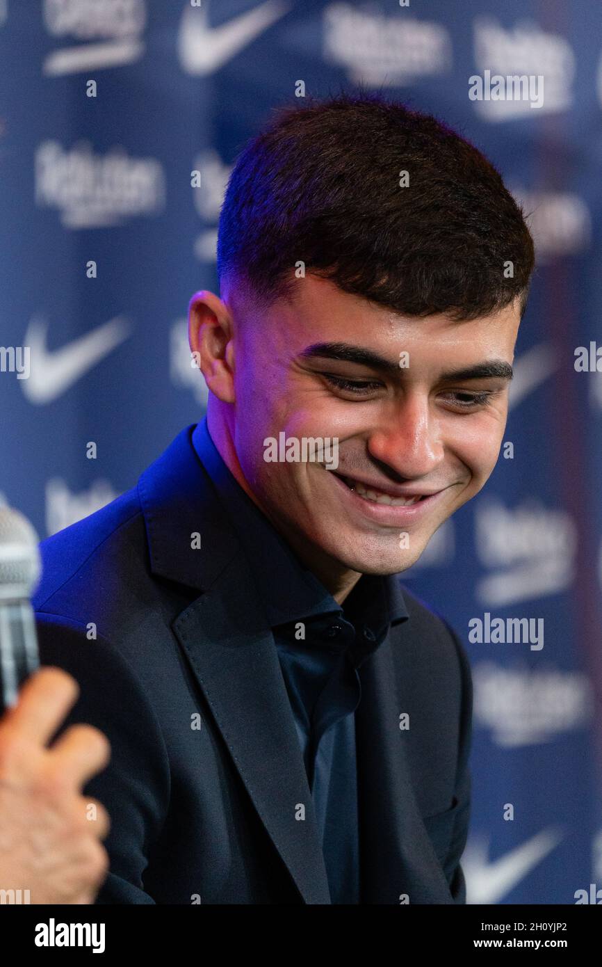 Barcellona, Spagna. 15 ottobre 2021. SPAGNA-CALCIO-FC BARCELLONA RINNOVO CONTRATTO PEDRI. FC Barcelona player (16) Pedri durante il rinnovo del contratto a Camp Nou, Barcellona, Spagna, il 15 ottobre 2021. © Joan Gosa 2021. Credit: Joan Gosa Badia/Alamy Live News Foto Stock