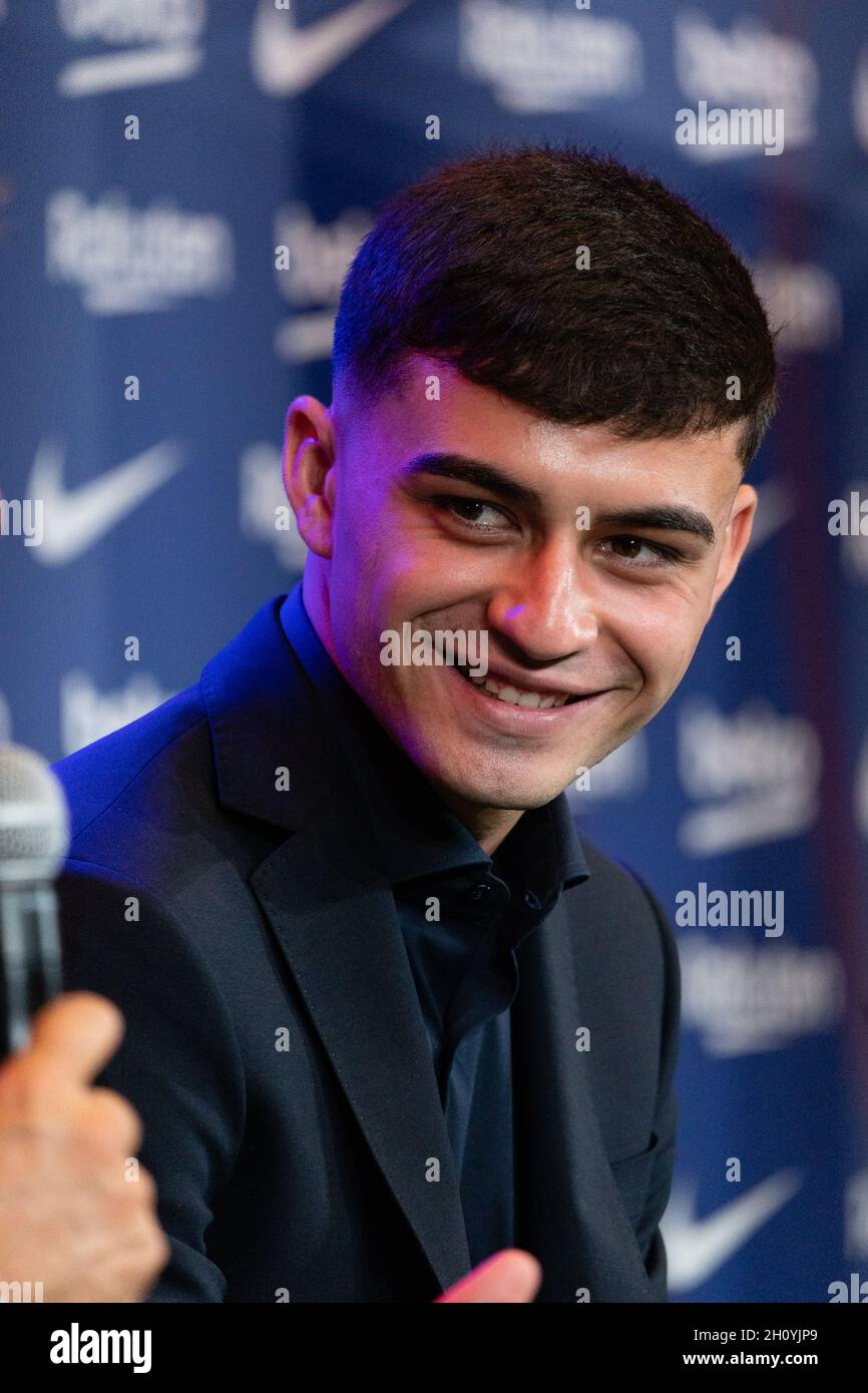 Barcellona, Spagna. 15 ottobre 2021. SPAGNA-CALCIO-FC BARCELLONA RINNOVO CONTRATTO PEDRI. FC Barcelona player (16) Pedri durante il rinnovo del contratto a Camp Nou, Barcellona, Spagna, il 15 ottobre 2021. © Joan Gosa 2021. Credit: Joan Gosa Badia/Alamy Live News Foto Stock
