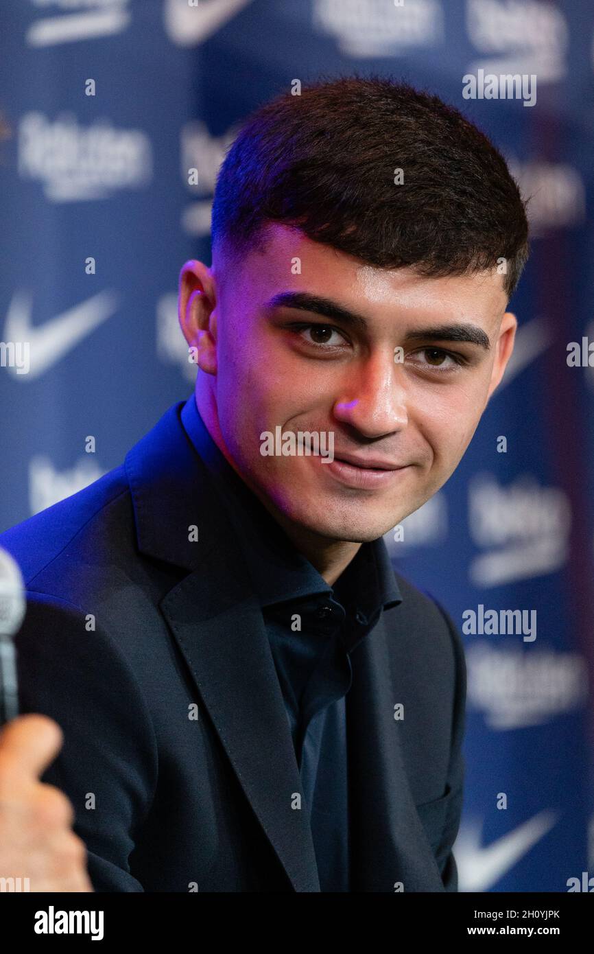 Barcellona, Spagna. 15 ottobre 2021. SPAGNA-CALCIO-FC BARCELLONA RINNOVO CONTRATTO PEDRI. FC Barcelona player (16) Pedri durante il rinnovo del contratto a Camp Nou, Barcellona, Spagna, il 15 ottobre 2021. © Joan Gosa 2021. Credit: Joan Gosa Badia/Alamy Live News Foto Stock