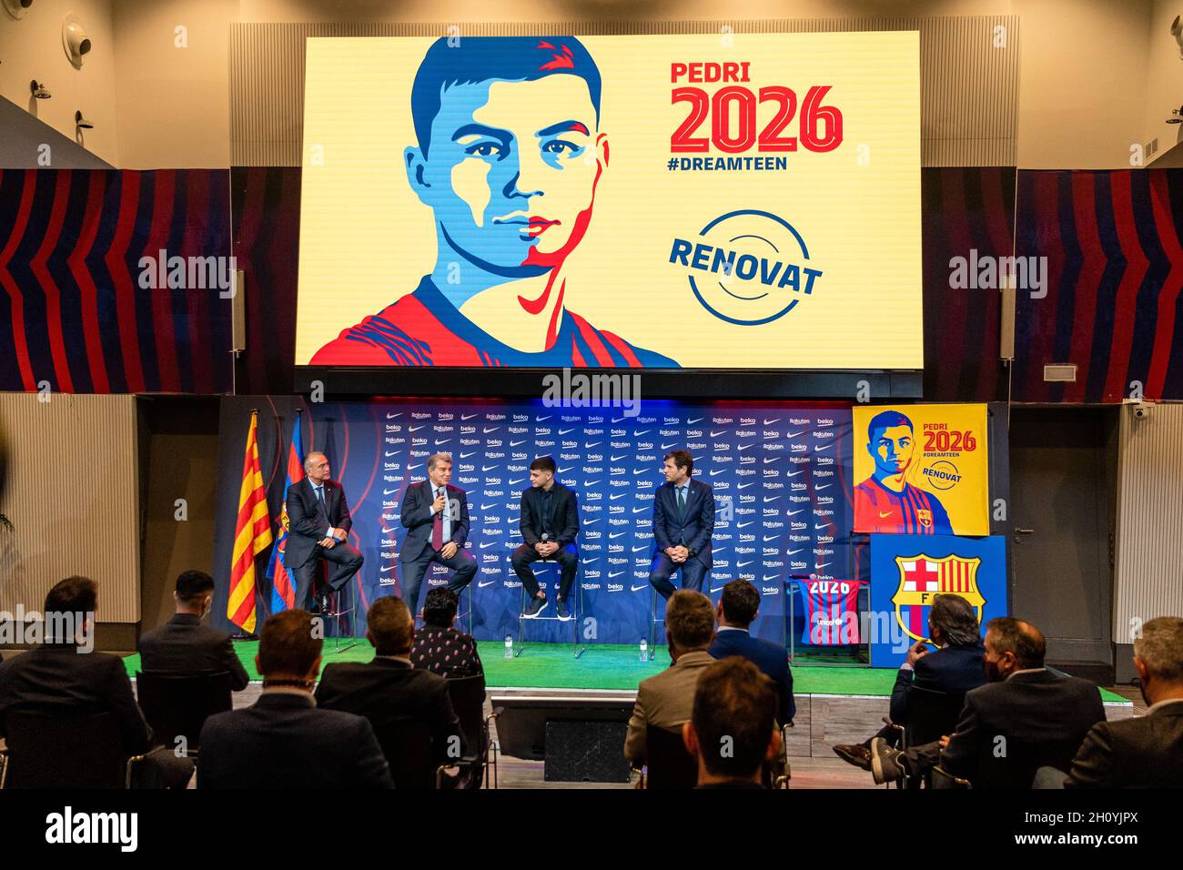 Barcellona, Spagna. 15 ottobre 2021. SPAGNA-CALCIO-FC BARCELLONA RINNOVO CONTRATTO PEDRI. FC Barcelona player (16) Pedri durante il rinnovo del contratto a Camp Nou, Barcellona, Spagna, il 15 ottobre 2021. © Joan Gosa 2021. Credit: Joan Gosa Badia/Alamy Live News Foto Stock