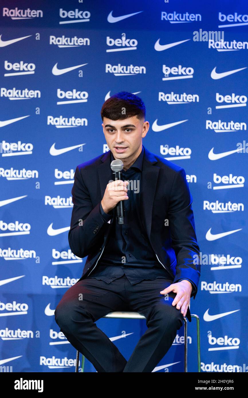 Barcellona, Spagna. 15 ottobre 2021. SPAGNA-CALCIO-FC BARCELLONA RINNOVO CONTRATTO PEDRI. FC Barcelona player (16) Pedri durante il rinnovo del contratto a Camp Nou, Barcellona, Spagna, il 15 ottobre 2021. © Joan Gosa 2021. Credit: Joan Gosa Badia/Alamy Live News Foto Stock