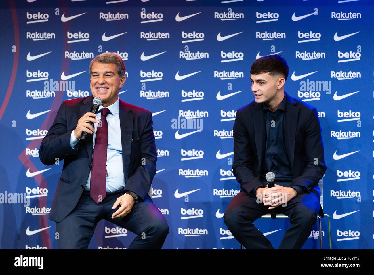 Barcellona, Spagna. 15 ottobre 2021. SPAGNA-CALCIO-FC BARCELLONA RINNOVO CONTRATTO PEDRI. FC Barcelona player (16) Pedri durante il rinnovo del contratto a Camp Nou, Barcellona, Spagna, il 15 ottobre 2021. © Joan Gosa 2021. Credit: Joan Gosa Badia/Alamy Live News Foto Stock