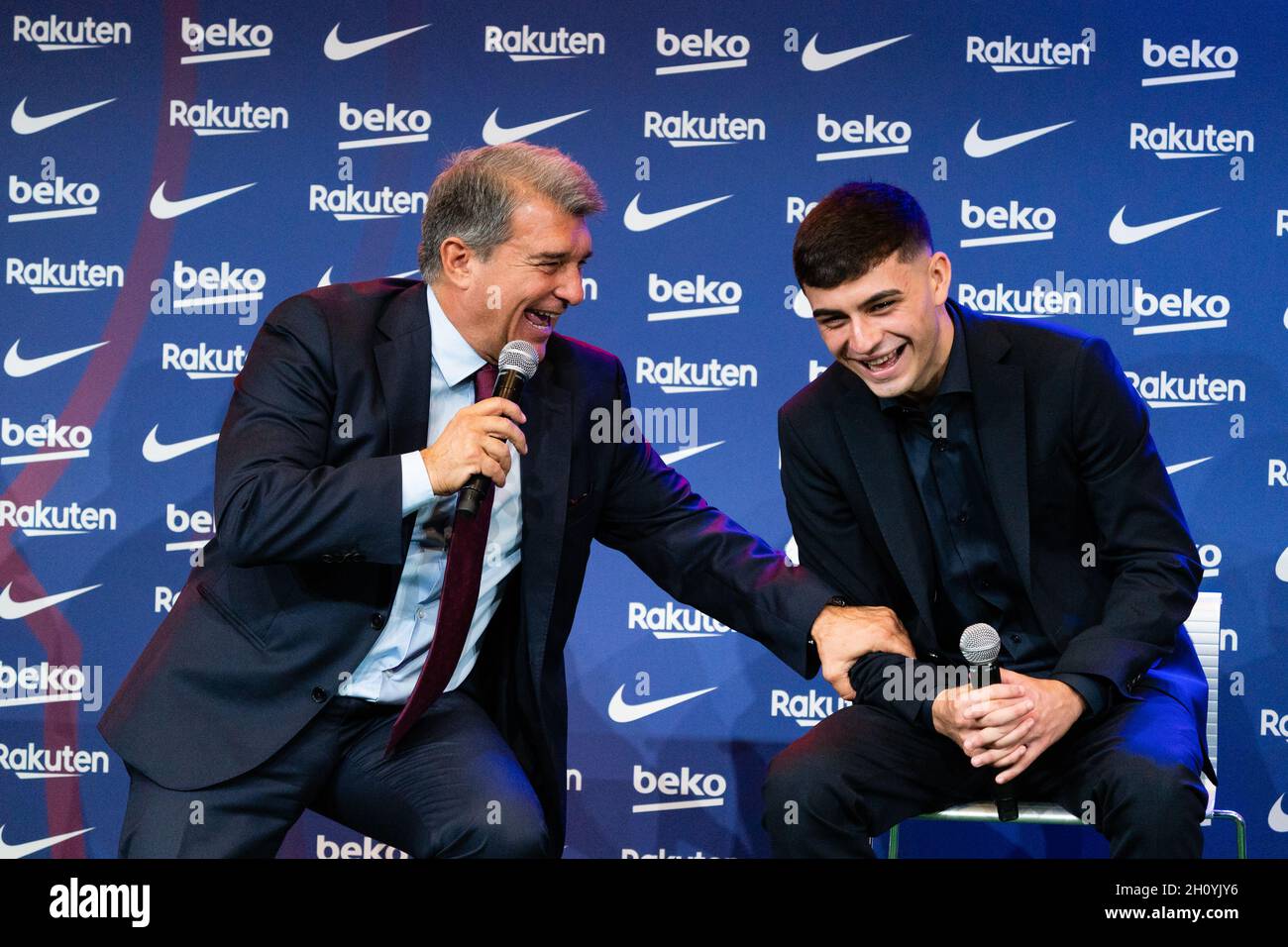 Barcellona, Spagna. 15 ottobre 2021. SPAGNA-CALCIO-FC BARCELLONA RINNOVO CONTRATTO PEDRI. FC Barcelona player (16) Pedri durante il rinnovo del contratto a Camp Nou, Barcellona, Spagna, il 15 ottobre 2021. © Joan Gosa 2021. Credit: Joan Gosa Badia/Alamy Live News Foto Stock
