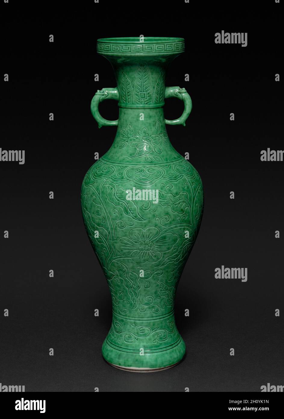 Vaso, 1662-1722. Cina, provincia di Jiangxi, forni Jingdezhen, dinastia Qing (1644-1911), regno di Kangxi (1662-1722). Porcellana bianca satinata; totale: 25.4 cm (10 poll.). Foto Stock