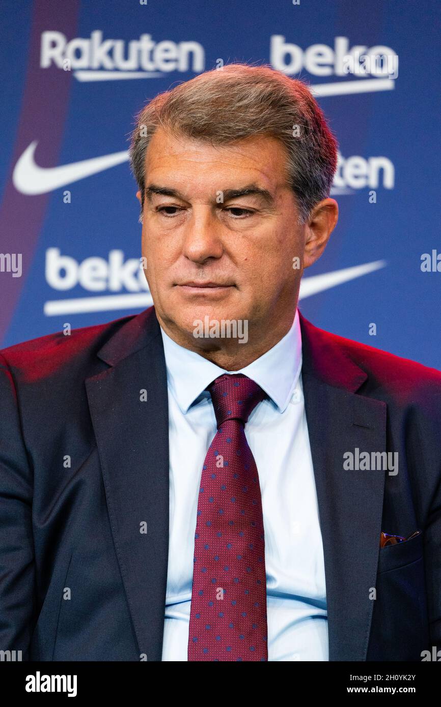 Barcellona, Spagna. 15 ottobre 2021. SPAGNA-CALCIO-FC BARCELLONA RINNOVO CONTRATTO PEDRI. FC Barcelona player (16) Pedri durante il rinnovo del contratto a Camp Nou, Barcellona, Spagna, il 15 ottobre 2021. © Joan Gosa 2021. Credit: Joan Gosa Badia/Alamy Live News Foto Stock