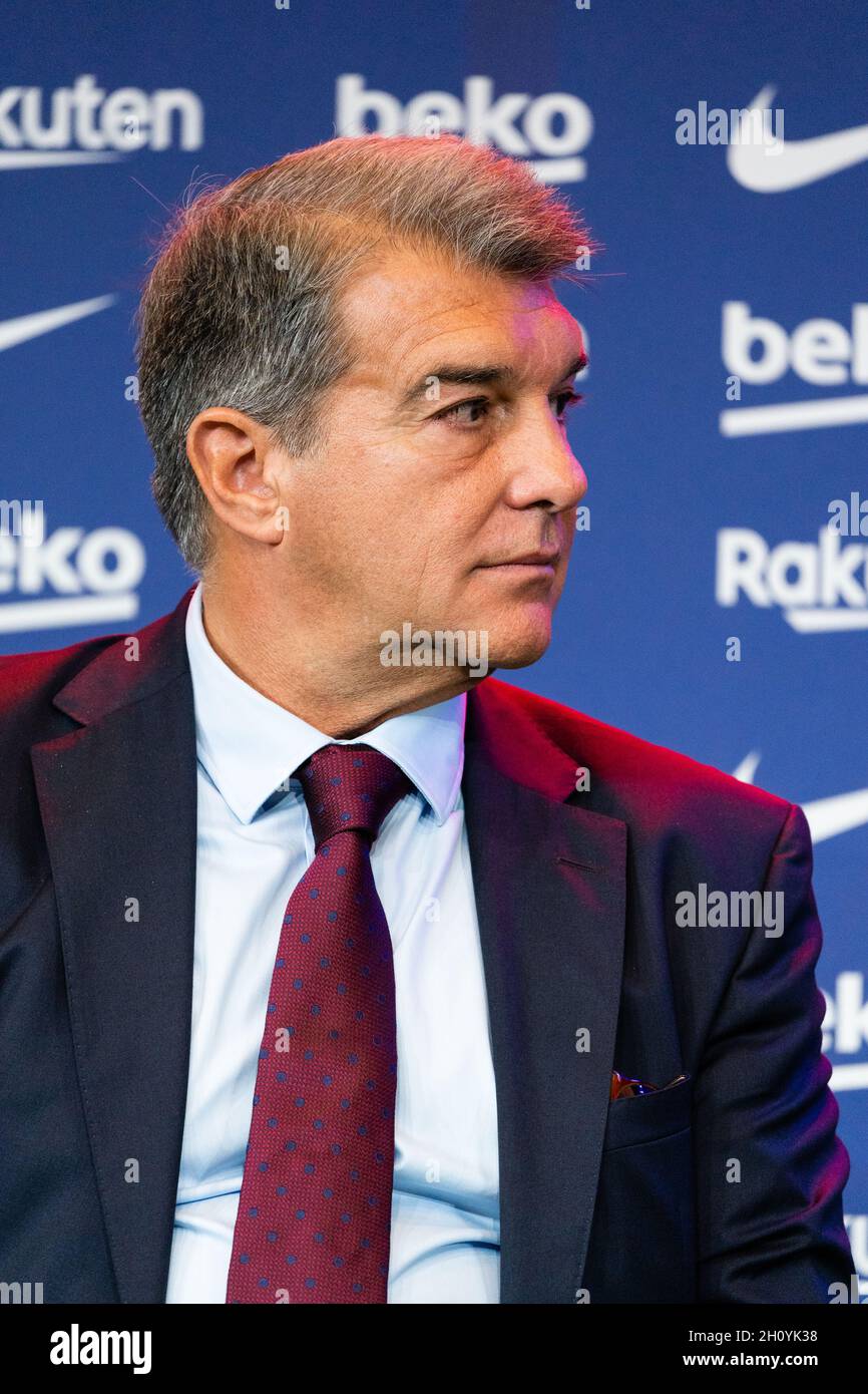 Barcellona, Spagna. 15 ottobre 2021. SPAGNA-CALCIO-FC BARCELLONA RINNOVO CONTRATTO PEDRI. FC Barcelona player (16) Pedri durante il rinnovo del contratto a Camp Nou, Barcellona, Spagna, il 15 ottobre 2021. © Joan Gosa 2021. Credit: Joan Gosa Badia/Alamy Live News Foto Stock