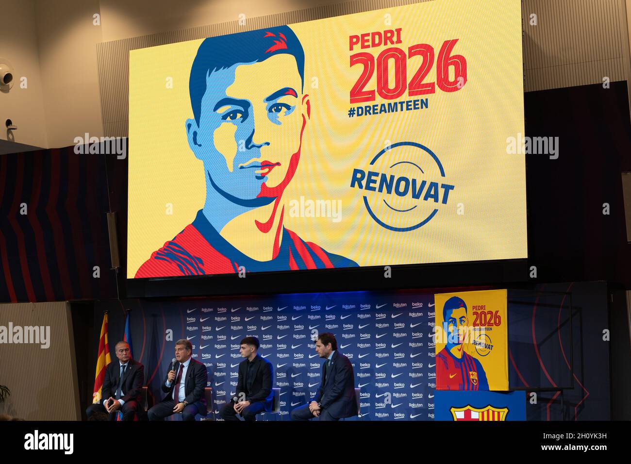 Barcellona, Spagna. 15 ottobre 2021. SPAGNA-CALCIO-FC BARCELLONA RINNOVO CONTRATTO PEDRI. FC Barcelona player (16) Pedri durante il rinnovo del contratto a Camp Nou, Barcellona, Spagna, il 15 ottobre 2021. © Joan Gosa 2021. Credit: Joan Gosa Badia/Alamy Live News Foto Stock