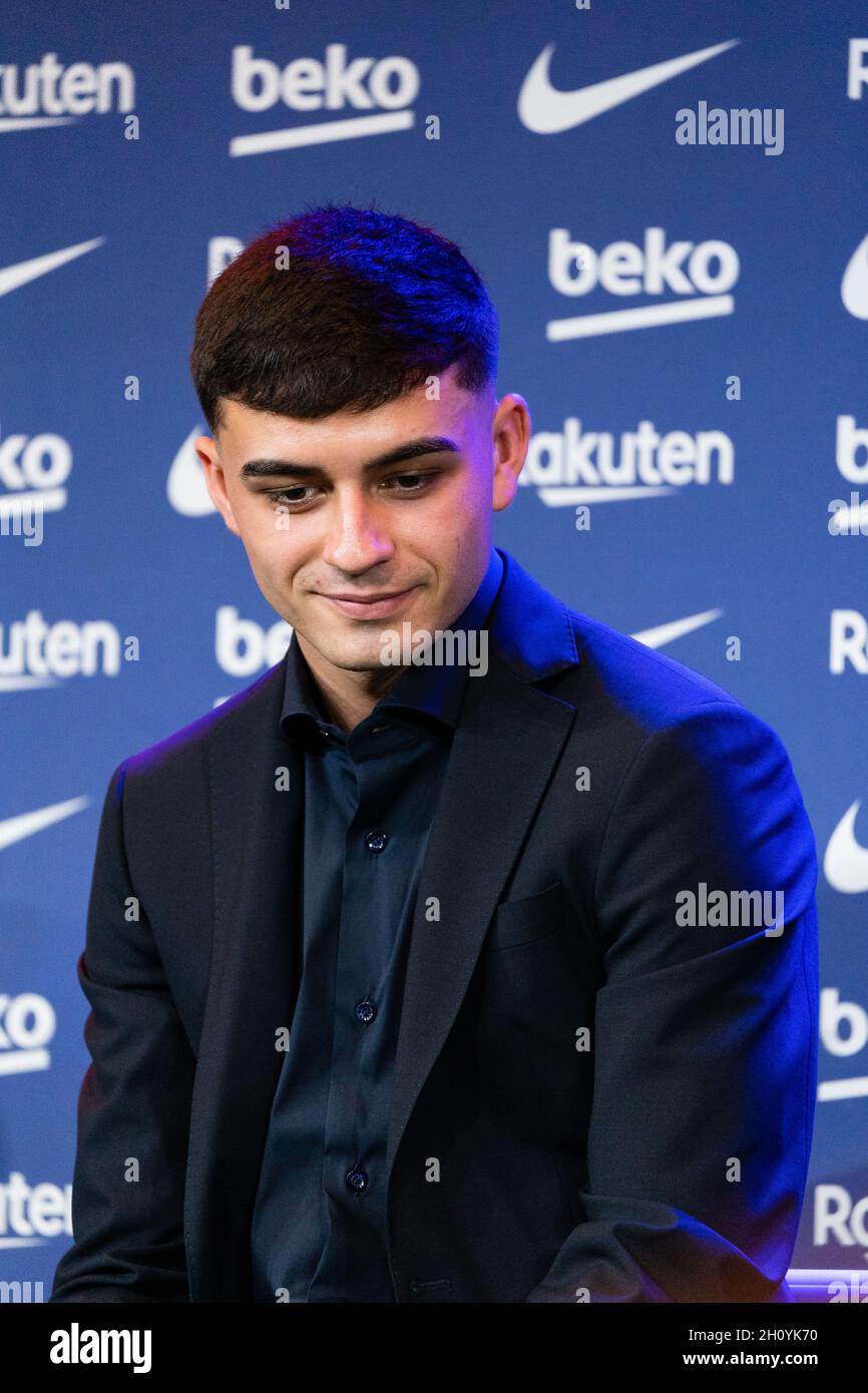 Barcellona, Spagna. 15 ottobre 2021. SPAGNA-CALCIO-FC BARCELLONA RINNOVO CONTRATTO PEDRI. FC Barcelona player (16) Pedri durante il rinnovo del contratto a Camp Nou, Barcellona, Spagna, il 15 ottobre 2021. © Joan Gosa 2021. Credit: Joan Gosa Badia/Alamy Live News Foto Stock