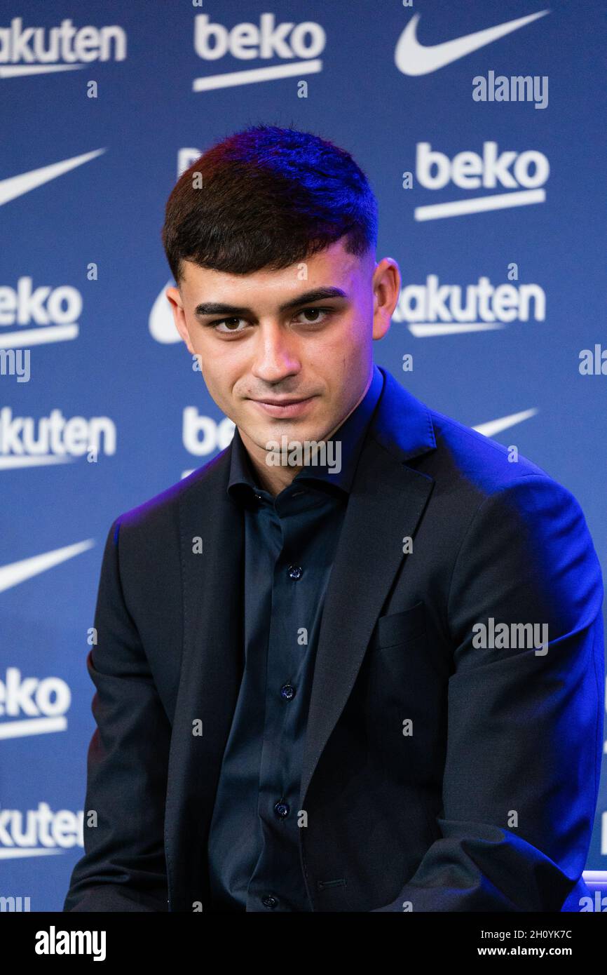 Barcellona, Spagna. 15 ottobre 2021. SPAGNA-CALCIO-FC BARCELLONA RINNOVO CONTRATTO PEDRI. FC Barcelona player (16) Pedri durante il rinnovo del contratto a Camp Nou, Barcellona, Spagna, il 15 ottobre 2021. © Joan Gosa 2021. Credit: Joan Gosa Badia/Alamy Live News Foto Stock