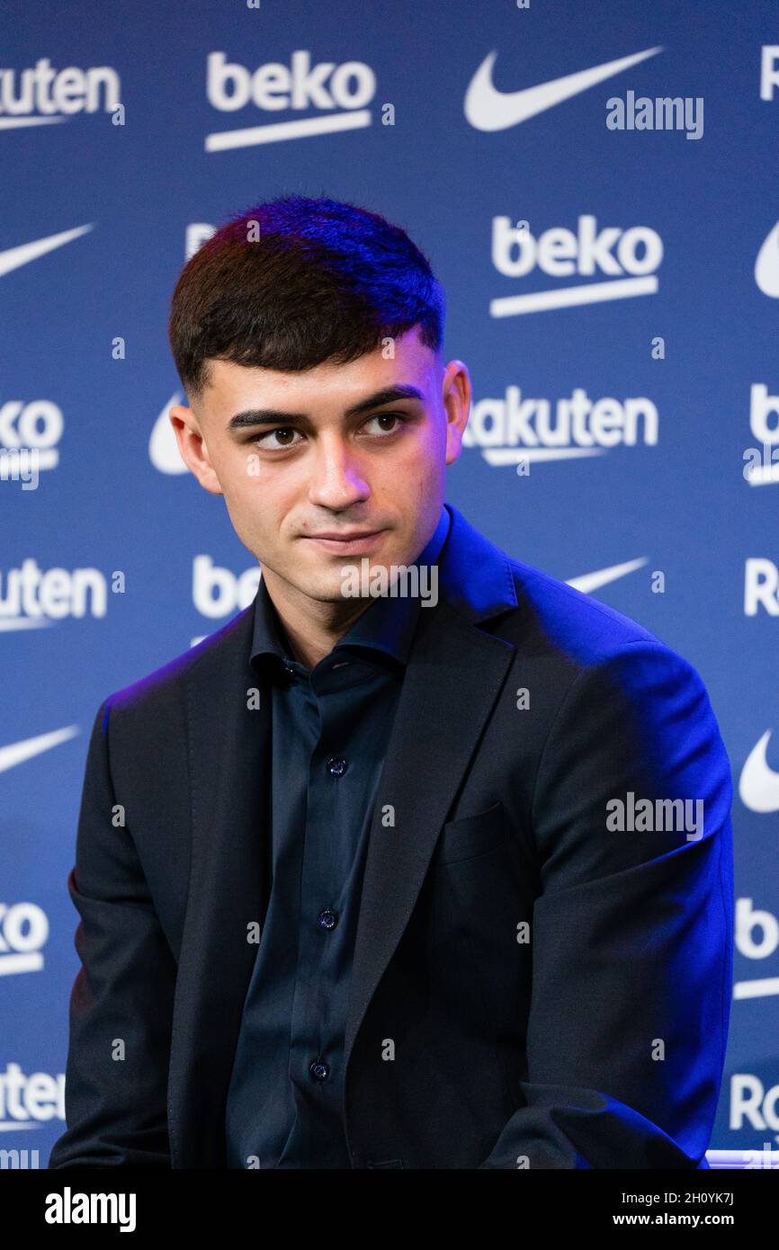 Barcellona, Spagna. 15 ottobre 2021. SPAGNA-CALCIO-FC BARCELLONA RINNOVO CONTRATTO PEDRI. FC Barcelona player (16) Pedri durante il rinnovo del contratto a Camp Nou, Barcellona, Spagna, il 15 ottobre 2021. © Joan Gosa 2021. Credit: Joan Gosa Badia/Alamy Live News Foto Stock