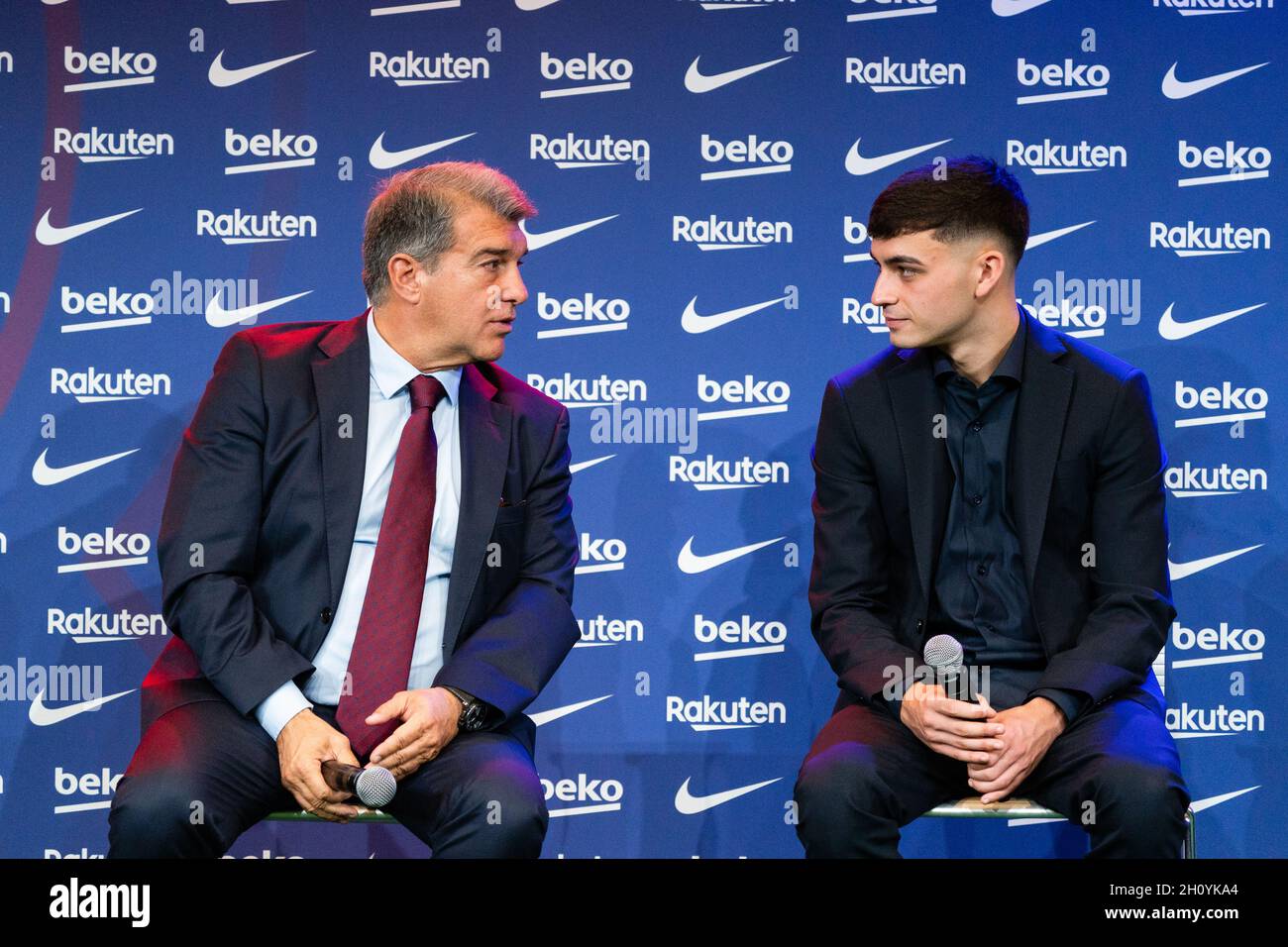 Barcellona, Spagna. 15 ottobre 2021. SPAGNA-CALCIO-FC BARCELLONA RINNOVO CONTRATTO PEDRI. FC Barcelona player (16) Pedri durante il rinnovo del contratto a Camp Nou, Barcellona, Spagna, il 15 ottobre 2021. © Joan Gosa 2021. Credit: Joan Gosa Badia/Alamy Live News Foto Stock