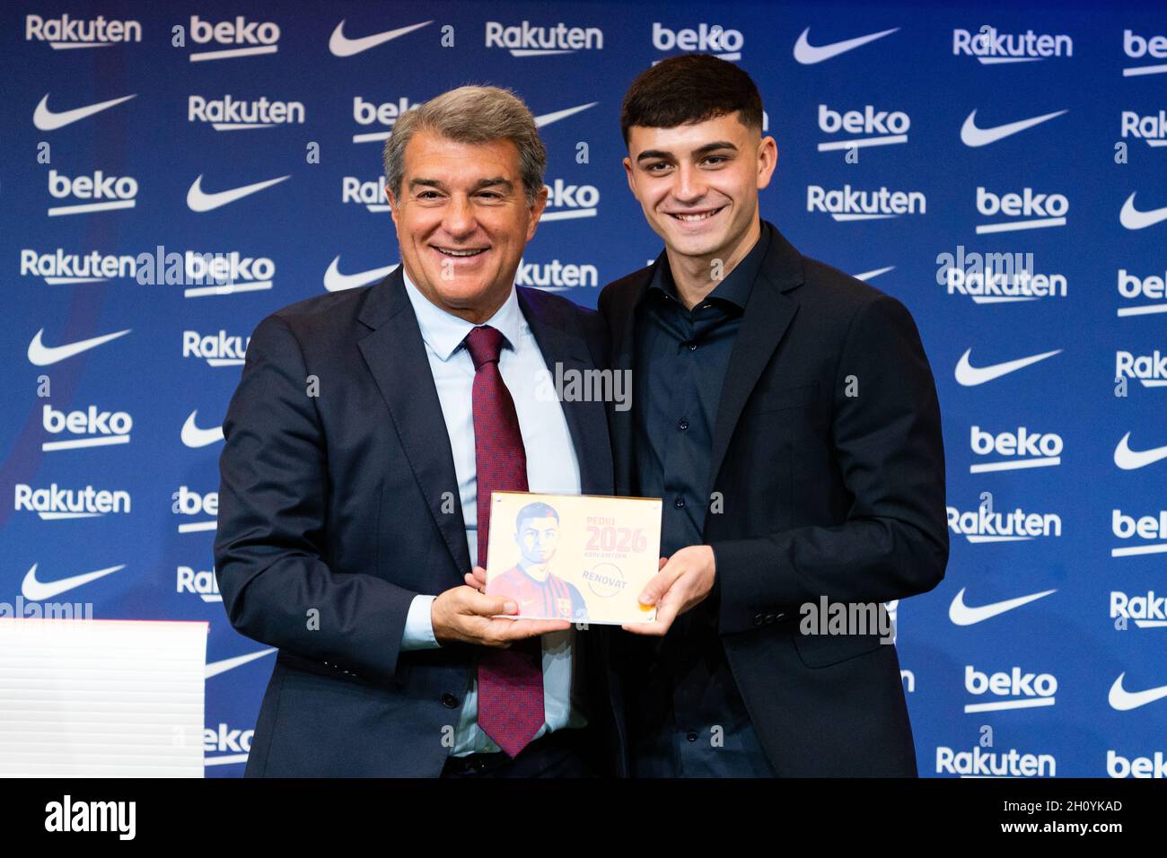 Barcellona, Spagna. 15 ottobre 2021. SPAGNA-CALCIO-FC BARCELLONA RINNOVO CONTRATTO PEDRI. FC Barcelona player (16) Pedri durante il rinnovo del contratto a Camp Nou, Barcellona, Spagna, il 15 ottobre 2021. © Joan Gosa 2021. Credit: Joan Gosa Badia/Alamy Live News Foto Stock