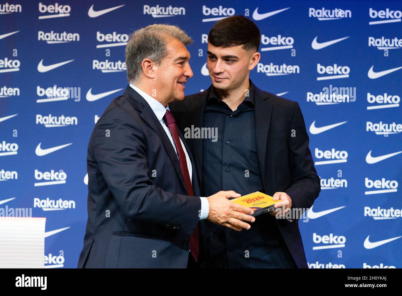 Barcellona, Spagna. 15 ottobre 2021. SPAGNA-CALCIO-FC BARCELLONA RINNOVO CONTRATTO PEDRI. FC Barcelona player (16) Pedri durante il rinnovo del contratto a Camp Nou, Barcellona, Spagna, il 15 ottobre 2021. © Joan Gosa 2021. Credit: Joan Gosa Badia/Alamy Live News Foto Stock