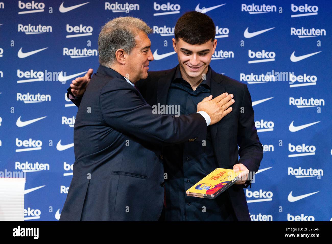 Barcellona, Spagna. 15 ottobre 2021. SPAGNA-CALCIO-FC BARCELLONA RINNOVO CONTRATTO PEDRI. FC Barcelona player (16) Pedri durante il rinnovo del contratto a Camp Nou, Barcellona, Spagna, il 15 ottobre 2021. © Joan Gosa 2021. Credit: Joan Gosa Badia/Alamy Live News Foto Stock