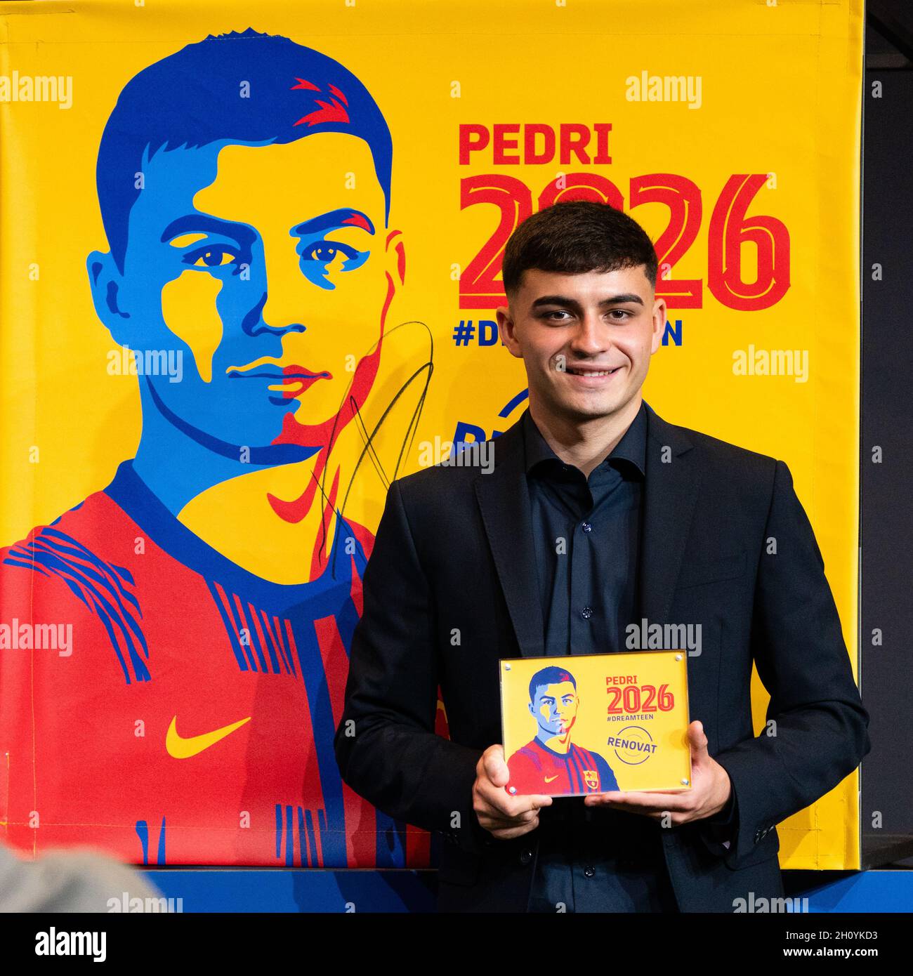 Barcellona, Spagna. 15 ottobre 2021. SPAGNA-CALCIO-FC BARCELLONA RINNOVO CONTRATTO PEDRI. FC Barcelona player (16) Pedri durante il rinnovo del contratto a Camp Nou, Barcellona, Spagna, il 15 ottobre 2021. © Joan Gosa 2021. Credit: Joan Gosa Badia/Alamy Live News Foto Stock