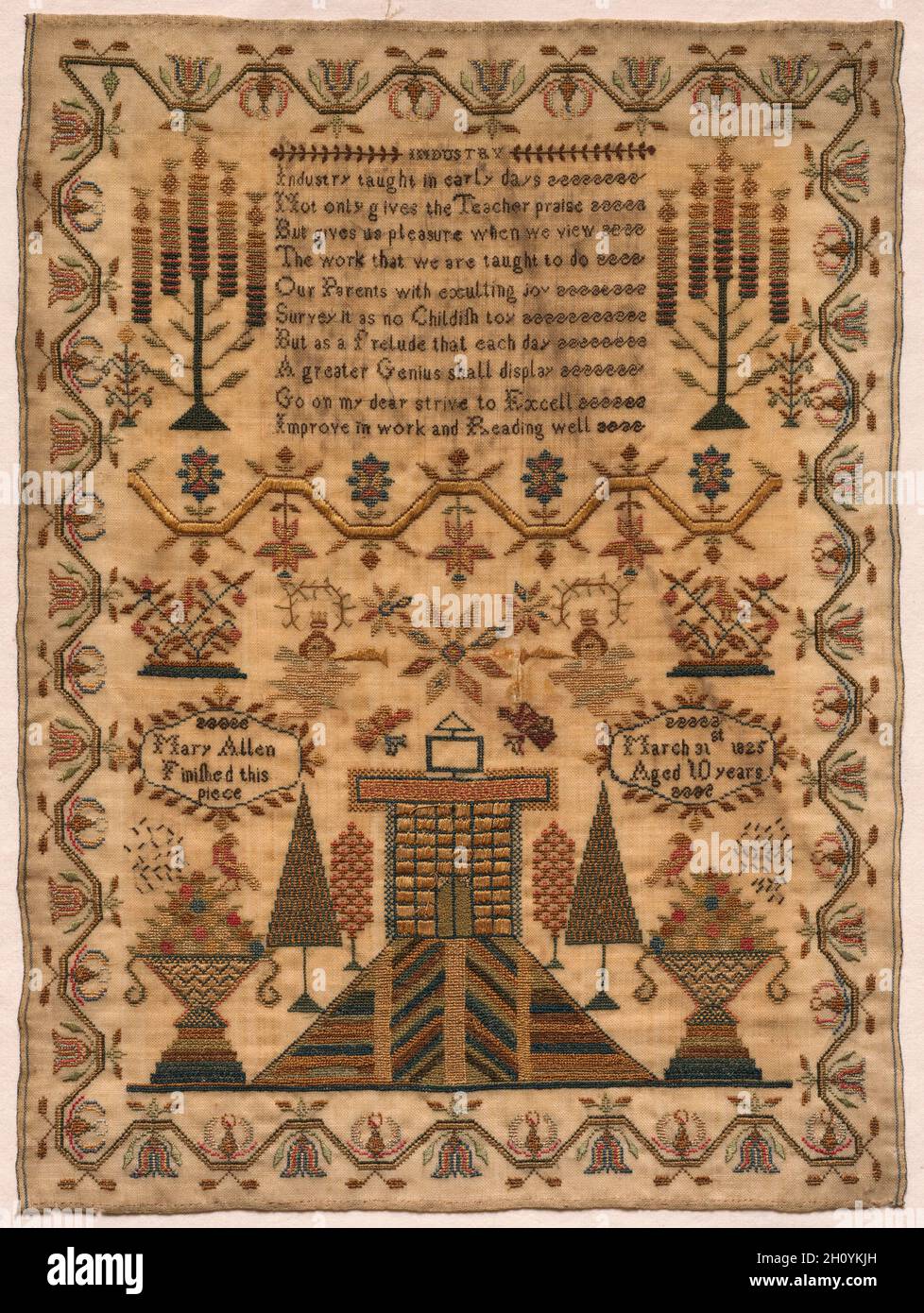 Campionatore, 1825. Inghilterra, 19 ° secolo. Ricamo; seta su tela di lana; tuta: 44.5 x 32.8 cm (17 1/2 x 12 15/16 poll.). Foto Stock