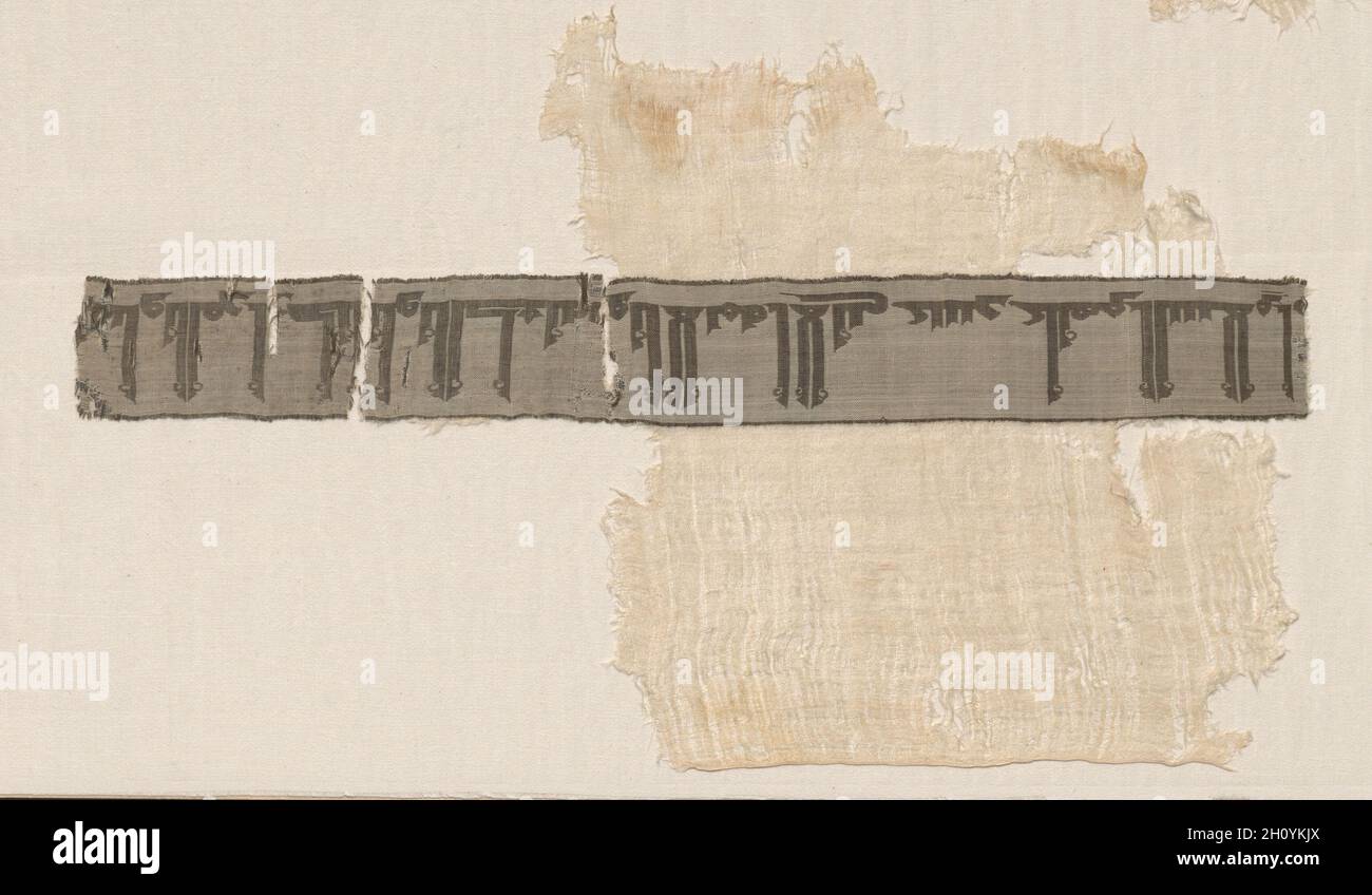 Frammento della banda di Iscrizione, prima del 1966. Iran o Iraq, periodo Buyid, X-11 ° secolo. Tovino composto macinato su tovino; seta; totale: 74.2 x 37.1 cm (29 3/16 x 14 5/8 poll.). Foto Stock