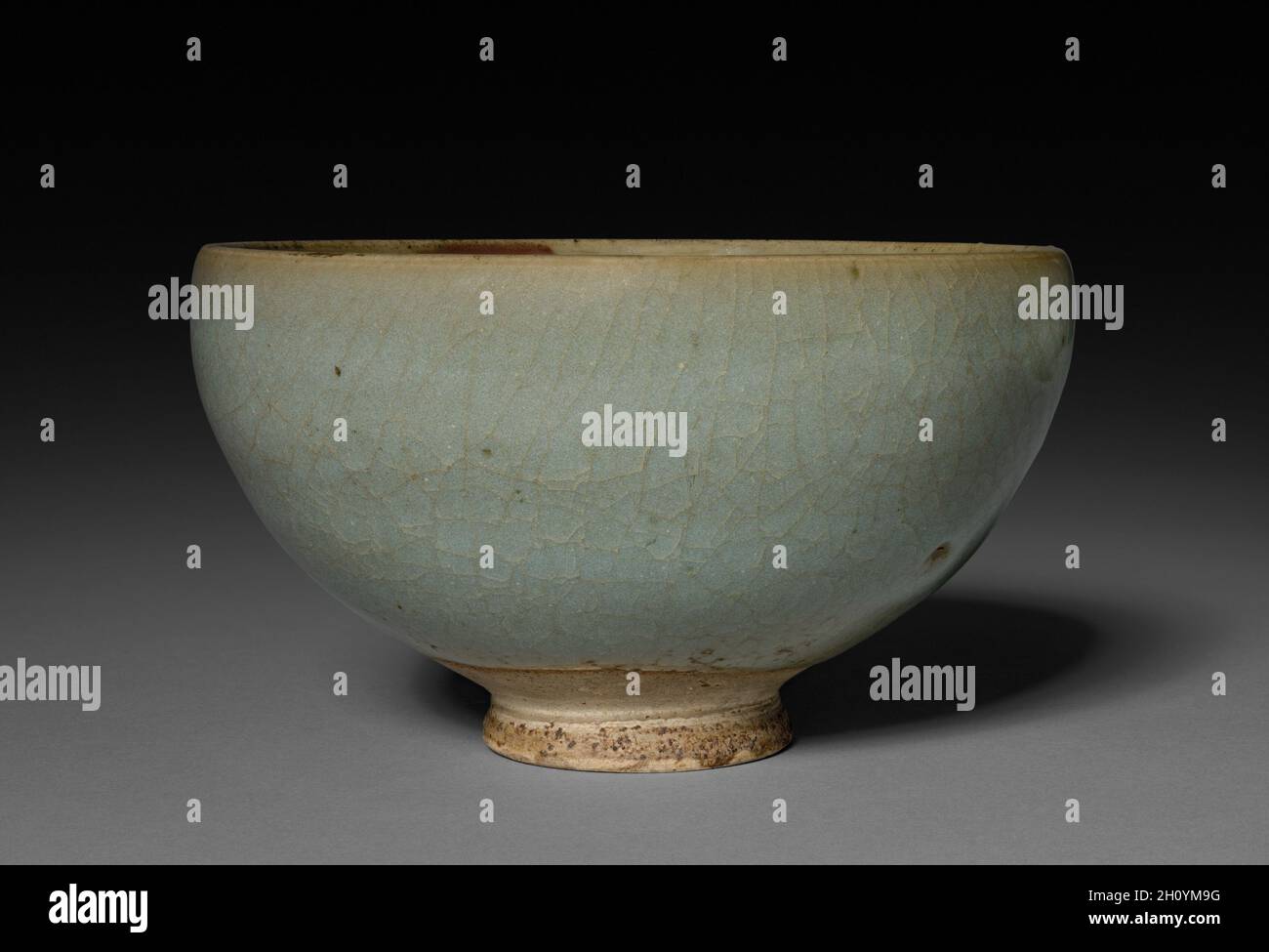 Recipiente: Jun ware, XIII - XIV secolo. Cina settentrionale, Jin dinastia (1115-1234) - Dinastia Yuan (1271-1368). Buff smaltato porcellanato; diametro: 14,6 cm (5 3/4 in.), in totale: 8,5 cm (3 3/8 in.). Foto Stock