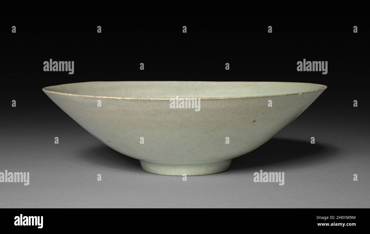 Ciotola, 1100-1200. Cina, dinastia del Song del Sud (1127-1279). Porcellana smaltata, porcellana qingbai ('blu-bianco'); diametro: 19.3 cm (7 5/8 poll.); totale: 5.7 cm (2 1/4 poll.). Foto Stock