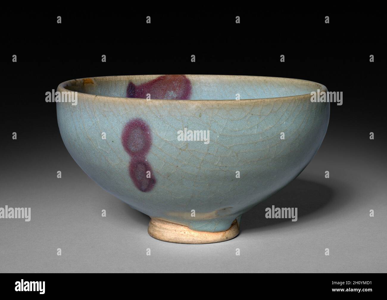 Recipiente: Jun ware, Jin dinastia (1115-1234) - Dinastia Yuan (1271-1368). Cina settentrionale, Jin dinastia (1115-1234) - Dinastia Yuan (1271-1368). Buff smaltato porcellanato; diametro: 14,6 cm (5 3/4 in.), in totale: 8,5 cm (3 3/8 in.). Foto Stock
