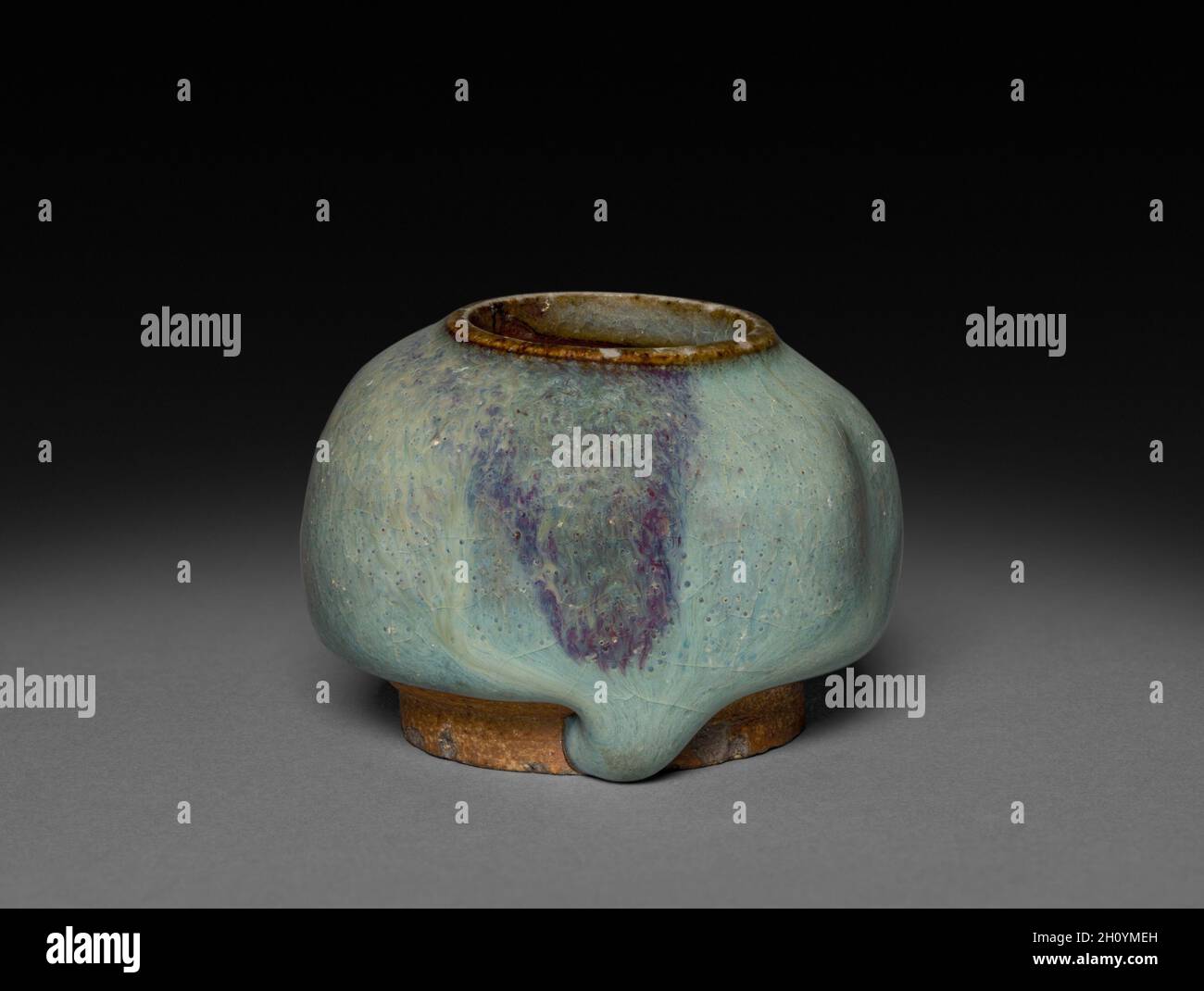 Piccolo vaso lobata, 1115-1368. Cina settentrionale, Jin dinastia (1115-1234) - Dinastia Yuan (1271-1368). Buff smaltato porcellanato; diametro: 5,1 cm (2 in.), in totale: 3,8 cm (1 1/2 in.). Foto Stock