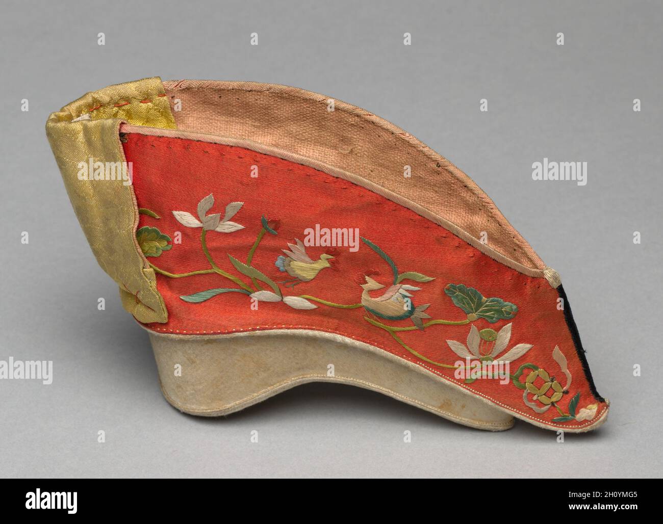 Scarpa, 1800. Cina, dinastia Qing (1644-1911). Ricamo, seta; tuta: 9 x 5.5  x 13 cm (3 9/16 x 2 3/16 x 5 1/8 pollici Foto stock - Alamy