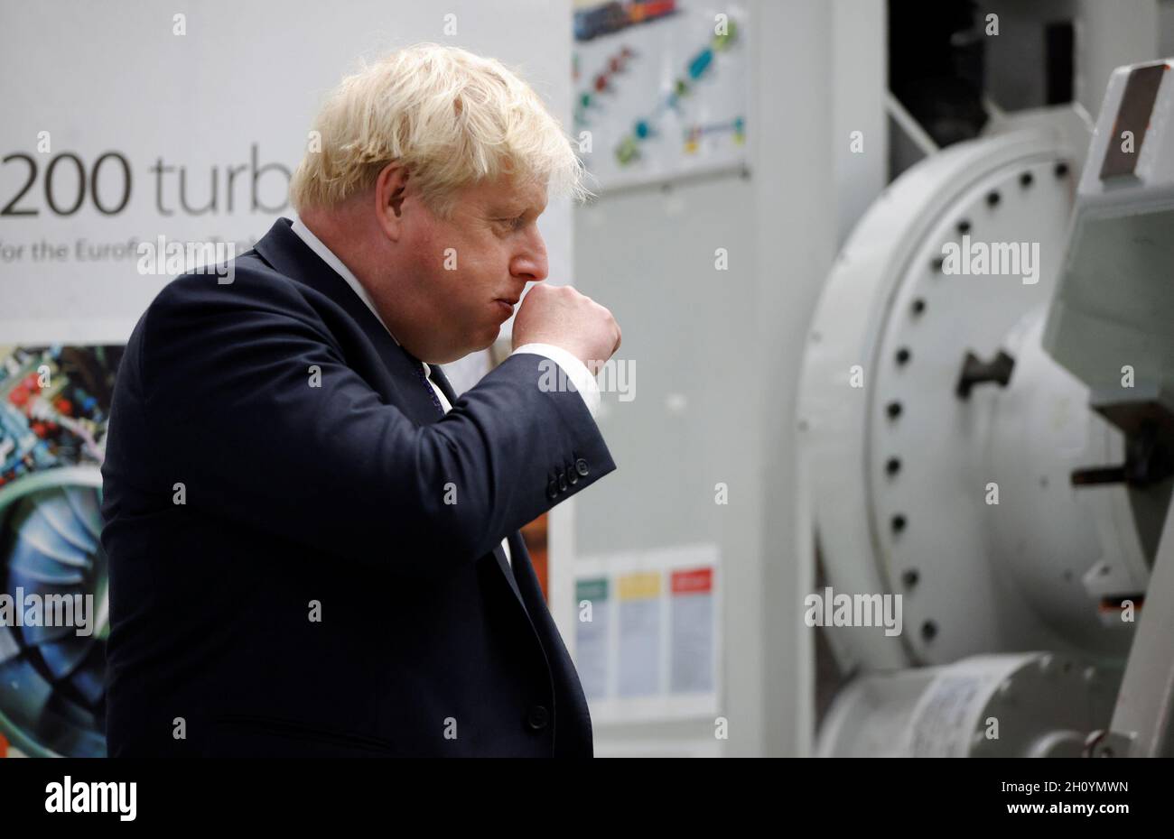 Il primo Ministro Boris Johnson durante una visita alla fabbrica Rolls Royce di Bristol, mentre si trova in città per partecipare a una riunione regionale del gabinetto. Data foto: Venerdì 15 ottobre 2021. Foto Stock