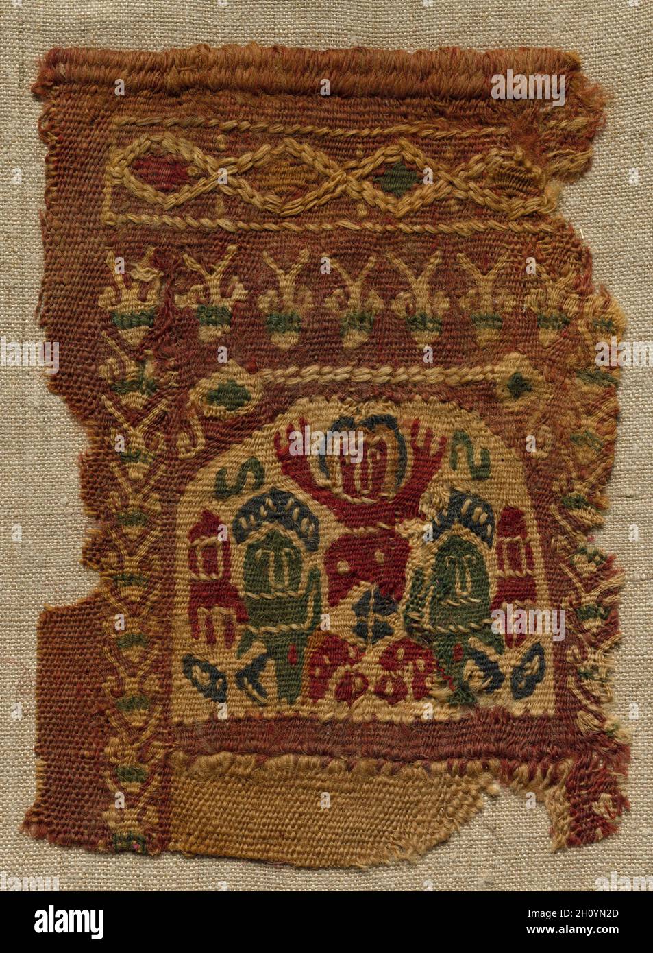 Un frammento, parte del collo ornamento di una tunica, 400s - 600s. Egitto, periodo bizantino, 5° - 7° secolo. Tabby massa, inwoven arazzo ornamento; lana; complessivo: 10,2 x 13,7 cm (4 x 5 3/8 in.). Foto Stock