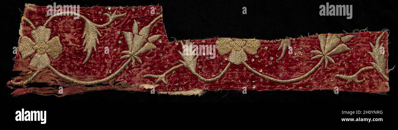 Un frammento, 1800s. India, Jaipur, xix secolo. Ricamo; seta e oro filé sul velluto di seta massa; complessivo: 64,8 x 14,9 cm (25 1/2 x 5 7/8 in.). Foto Stock