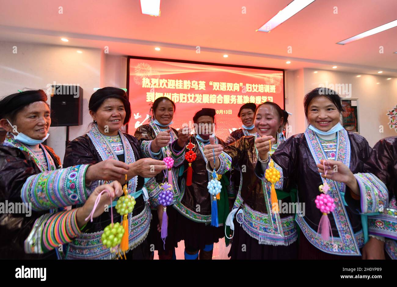 LIUZHOU, 15 ottobre 2021 (Xinhua) -- le donne di Miao etniche mostrano artigianato che hanno appena fatto ad un centro di servizio delle donne nella città di Liuzhou, regione autonoma di Guangxi Zhuang della Cina del sud, 13 ottobre 2021. Mercoledì e giovedì si sono svolte a Liuzhou una serie di attività di scambio per le donne etniche Miao del Wuying Village. Situato in profondità tra le montagne che delimitano il confine tra la regione autonoma di Guangxi Zhuang e la provincia di Guizhou, Wuying è un villaggio remoto abitato dal gruppo etnico di Miao dove le donne di età superiore ai 40 anni non hanno mai frequentato alcuna scuola. Dal marzo 2020, autore locale Foto Stock