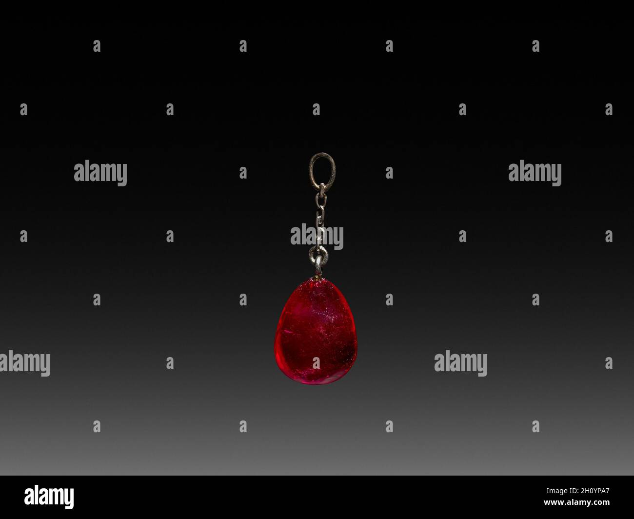 Sorpresa Ruby o Pink zaffiro dal Lapis Lazuli uovo di Pasqua, c.. 1885-90. Attribuito a Pietro Carl Fabergé (russo, 1846-1920), attribuito a Casa di Fabergé (russo, 1842-1918). Oro, smalto, lapis lazuli, perle, diamanti, Rubies; questo uovo pasquale, come quelli successivi prodotti da Fabergé per la famiglia imperiale, contiene una sorpresa quando aperto. In questo caso, l'uovo si apre per mostrare una copertura smaltata gialla, simile a un tuorlo d'uovo, che poi si apre per rivelare una piccola replica della corona imperiale russa, contenente un rubino o uno zaffiro rosa sospeso su una catena. Foto Stock