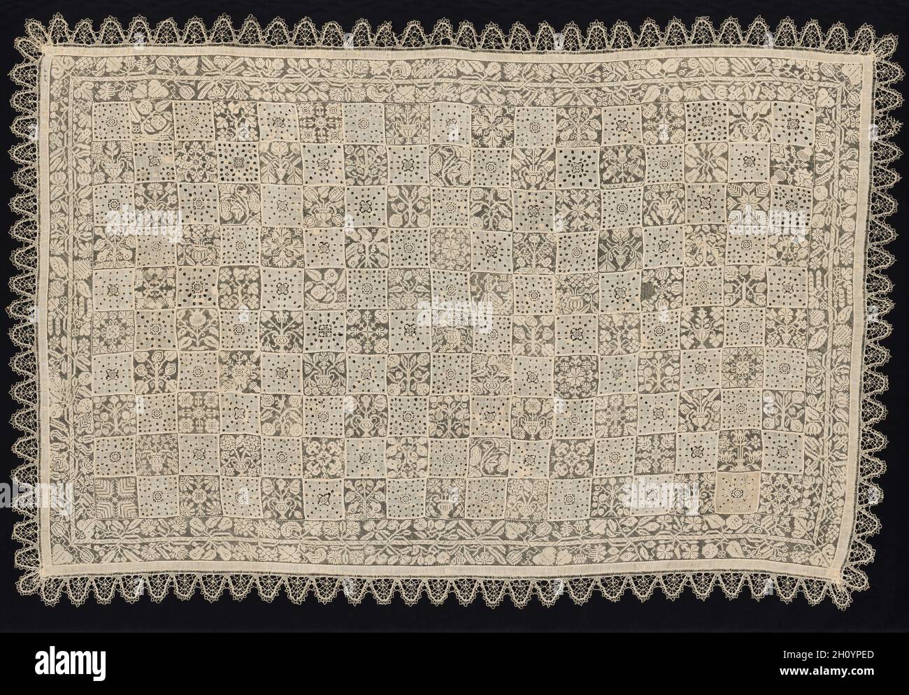 Tessuto con una figura di una donna che porta una croce circondata da motivi floreali e vegetali, 18 ° secolo. Italia, XVIII secolo. Pizzo ad ago, filetto/lacis (annodato e darnito in due direzioni), quadretti reticelle alternati (taglio aperto) e bordatura di pizzo a rocca; lino sbiancato (est.); totale: 196.7 x 130.6 cm (77 7/16 x 51 7/16 in.). L'unica figura rappresentata su questo grande tessuto di pizzo si trova al centro. La figura è una donna, mostrata in profilo, che porta una croce, in piedi sopra una creatura o all'interno di un vaso a forma di creatura. Foto Stock