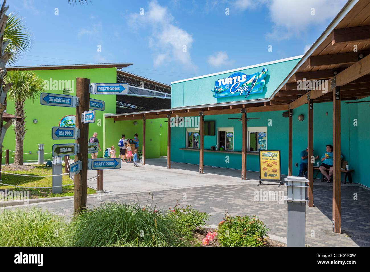 Un cartello all'esterno del Turtle Cafe indirizza gli ospiti verso le diverse attrazioni dell'Ocean Adventures Marine Park a Gulfport, Mississippi Foto Stock