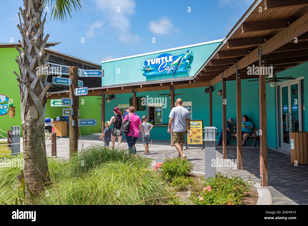 Un cartello all'esterno del Turtle Cafe indirizza gli ospiti verso le diverse attrazioni dell'Ocean Adventures Marine Park a Gulfport, Mississippi Foto Stock