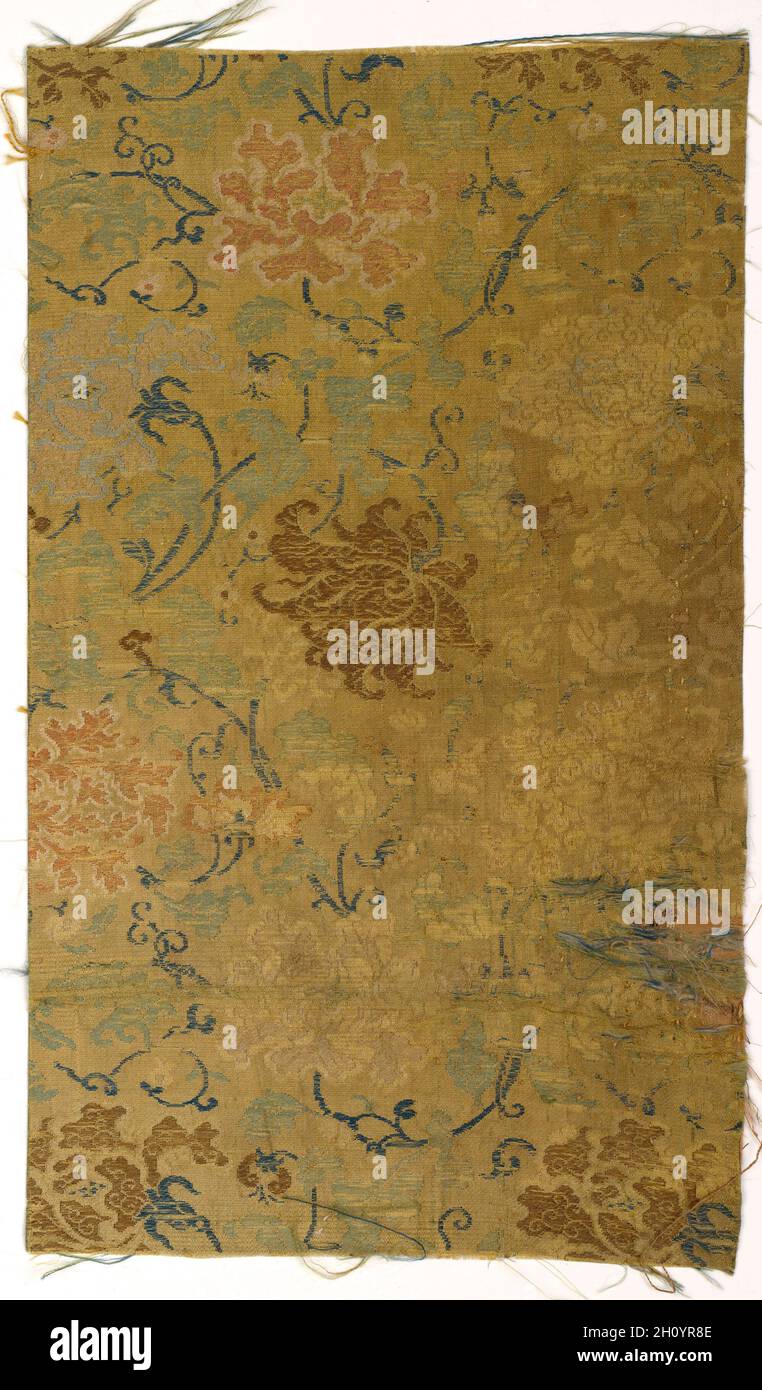 Un frammento, 1700s. Cina, XVIII secolo. Twill di massa; seta tessitura diasper; complessivo: 27,5 x 16,5 cm (10 13/16 x 6 1/2 in.). Foto Stock