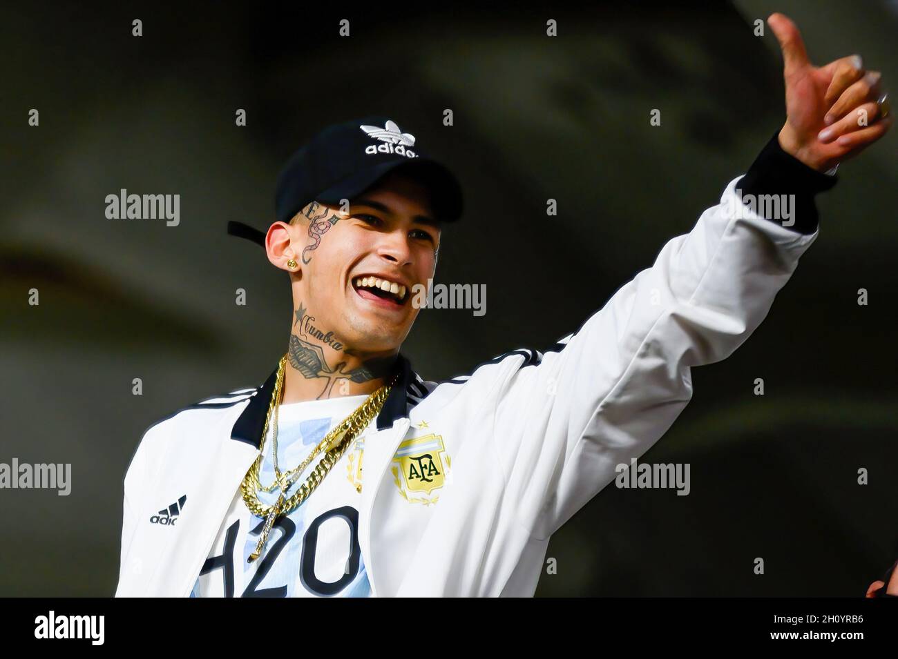 Buenos Aires, Argentina. 14 Ott 2021. Il cantante e cantautore argentino Elian Valenzuela, conosciuto professionalmente come L-Gante visto durante la Coppa del mondo FIFA Qatar 2022 Qualifiers match tra Argentina e Perù a El Monumental. Punteggio finale; Argentina 1:0 Perù. Credit: SOPA Images Limited/Alamy Live News Foto Stock