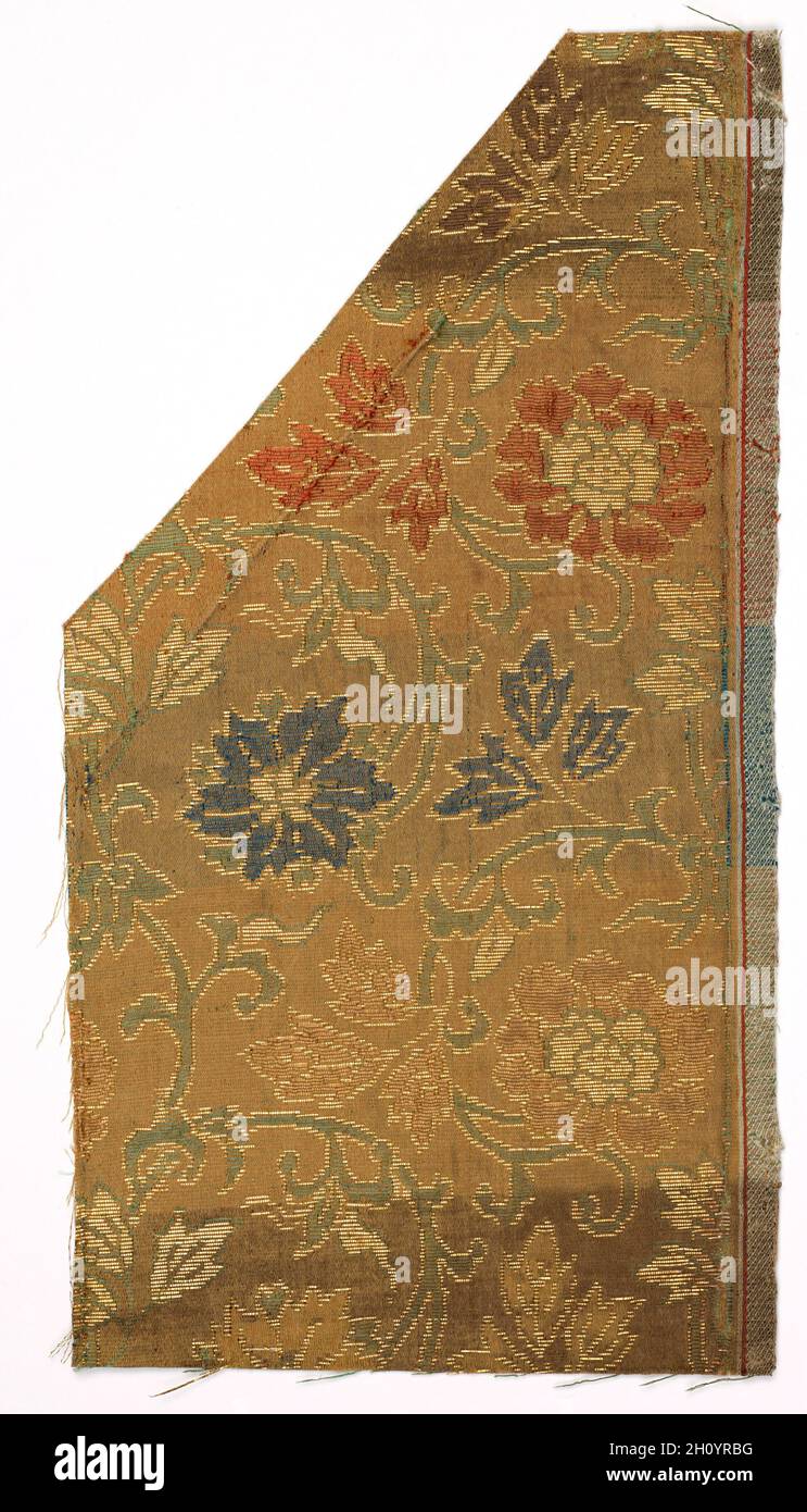 Frammento di tessili, 1800s. Giappone, xix secolo. Seta; media: 25,4 x 13,4 cm (10 x 5 1/4 in.). Foto Stock